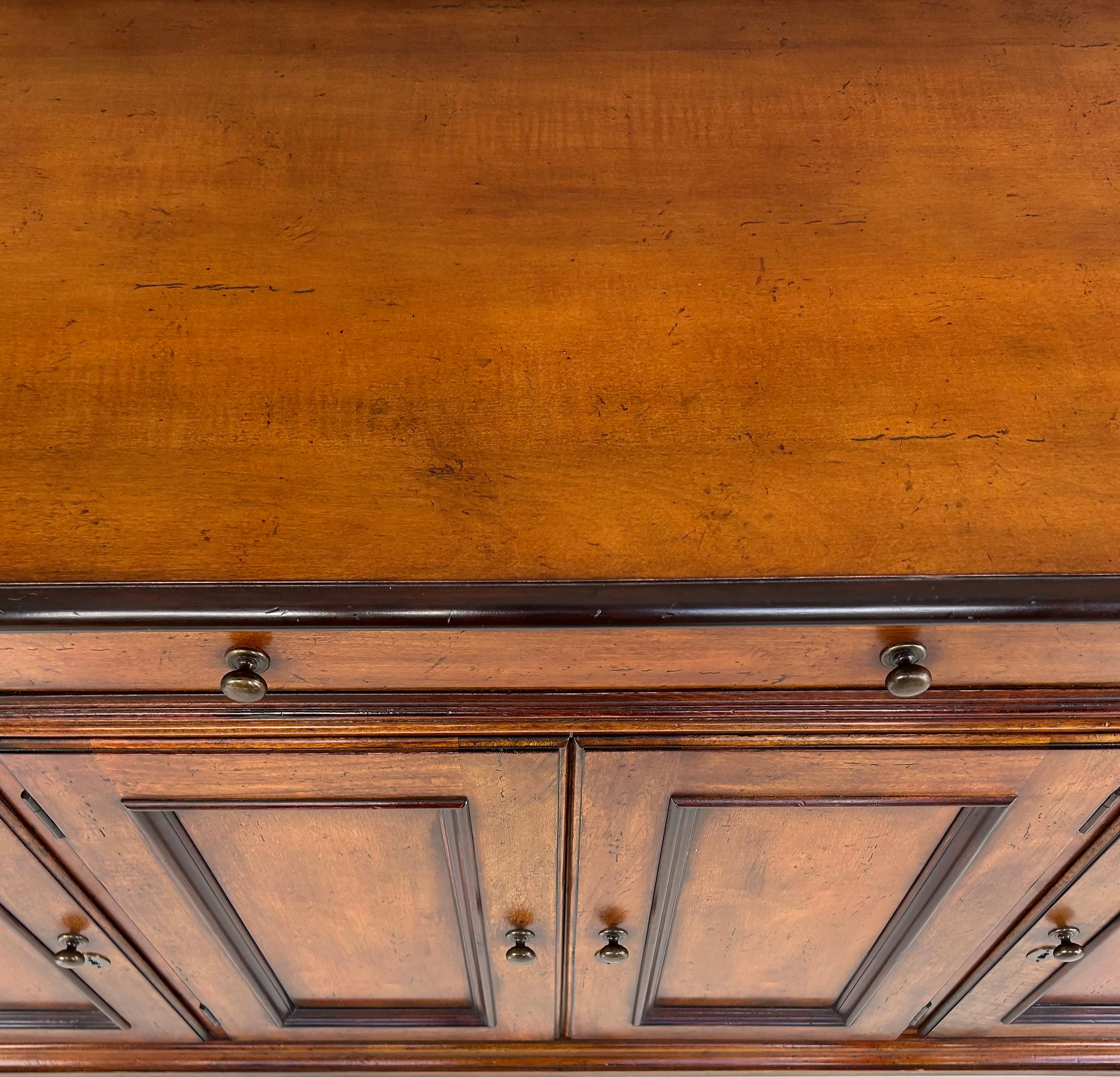 Baker Möbel Toskanischen Stil Nussbaum Sideboard Buffet Schrank im Angebot 1