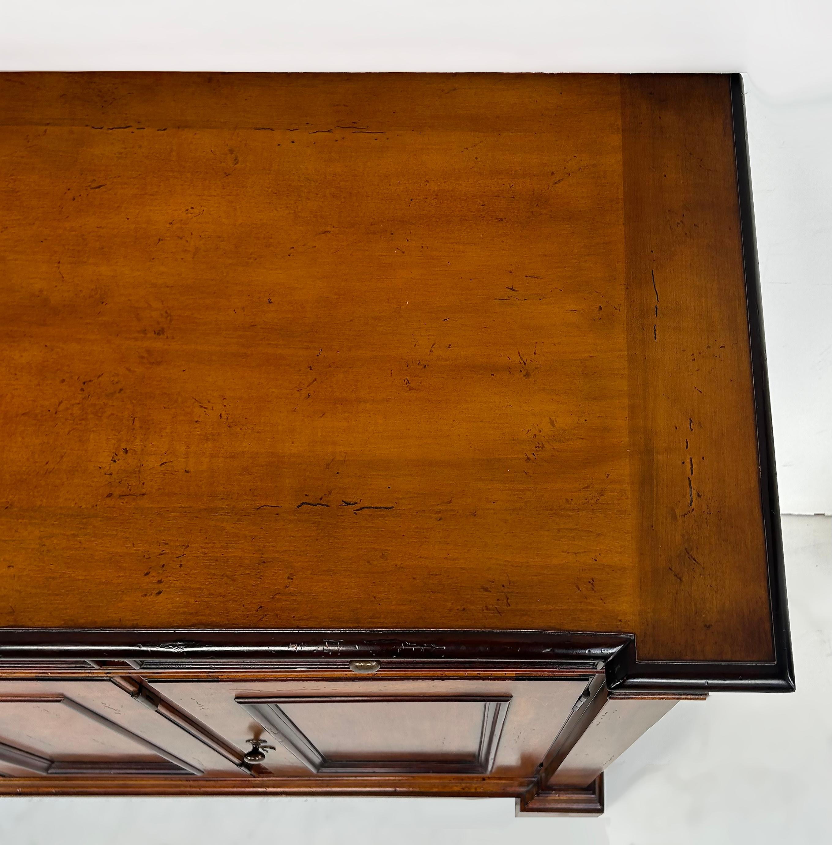 Baker Möbel Toskanischen Stil Nussbaum Sideboard Buffet Schrank im Angebot 2