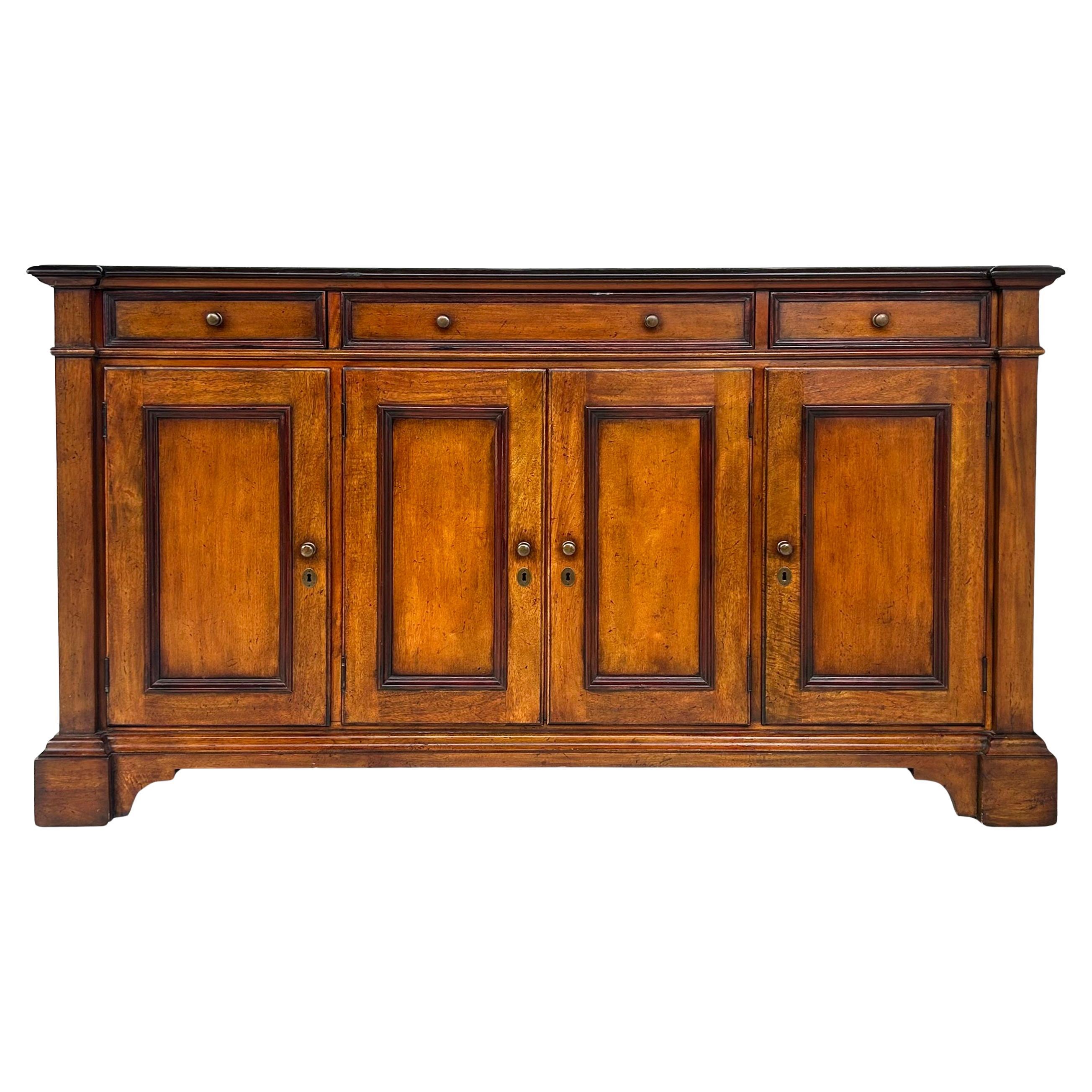 Baker Möbel Toskanischen Stil Nussbaum Sideboard Buffet Schrank im Angebot