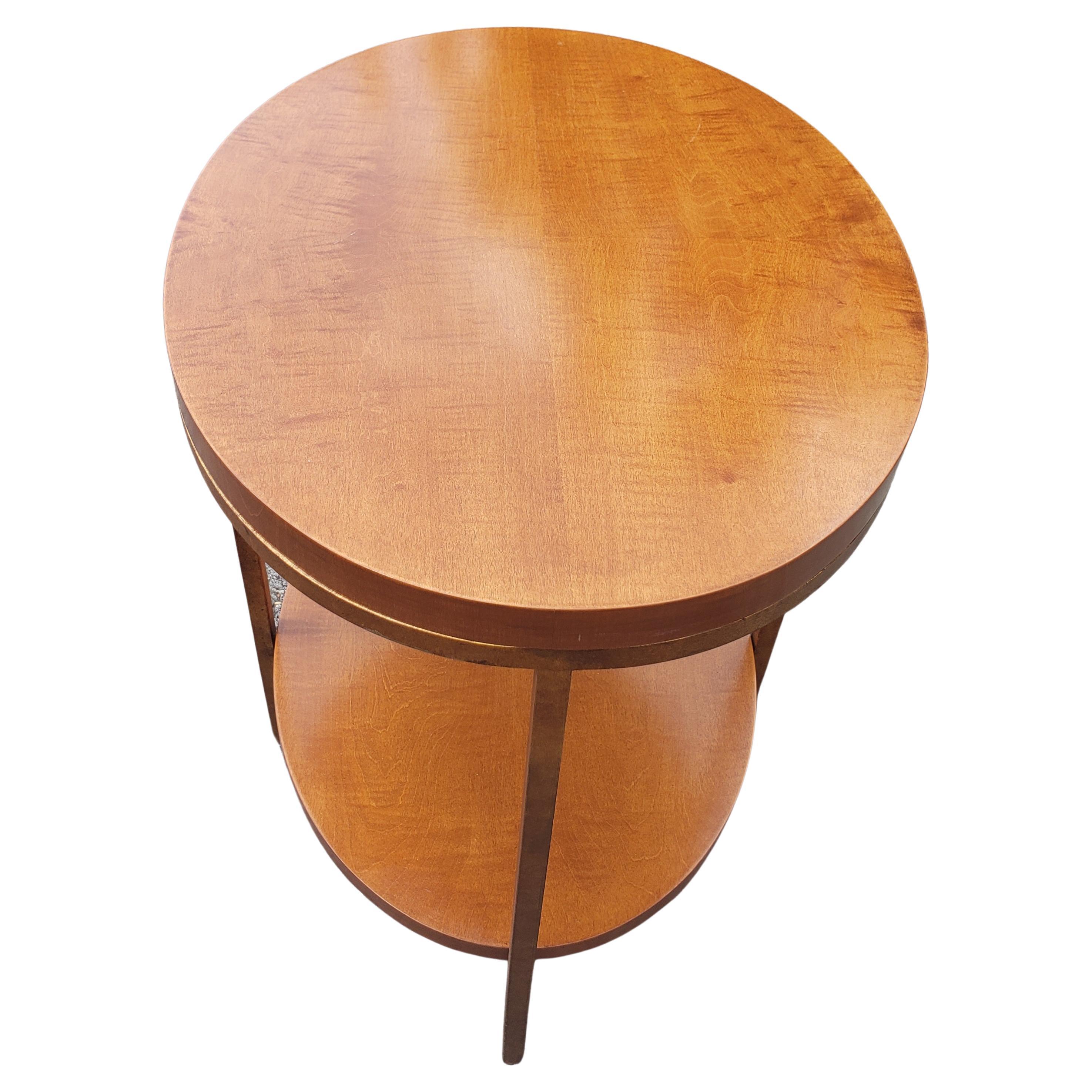 Placage Table d'appoint/table à thé ovale Primavera à deux niveaux en acajou et métal doré de Baker Furniture en vente