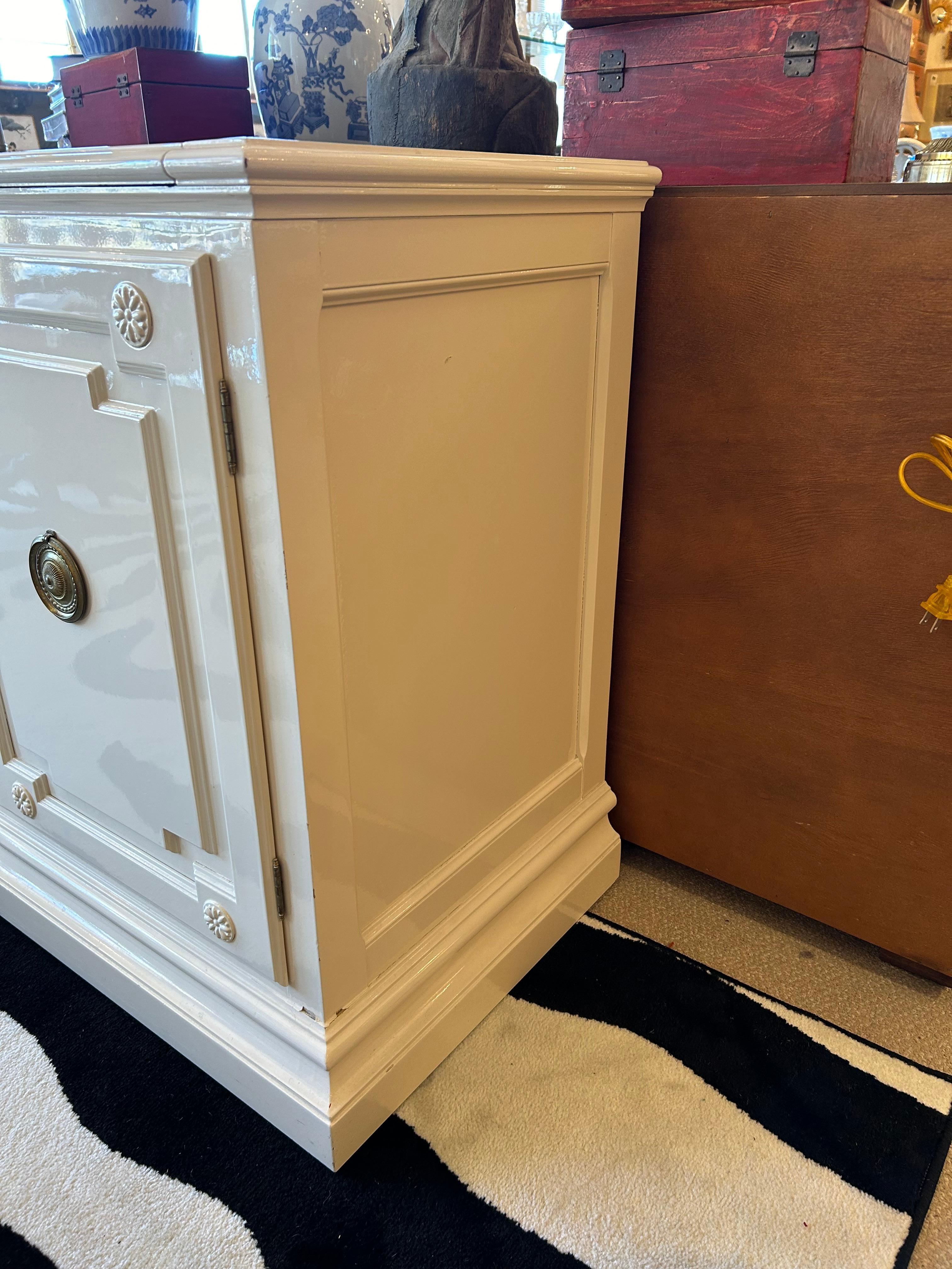 Buffet de bar Vanilla & Black Laquer avec roulettes encastrées de Baker Furniture en vente 3