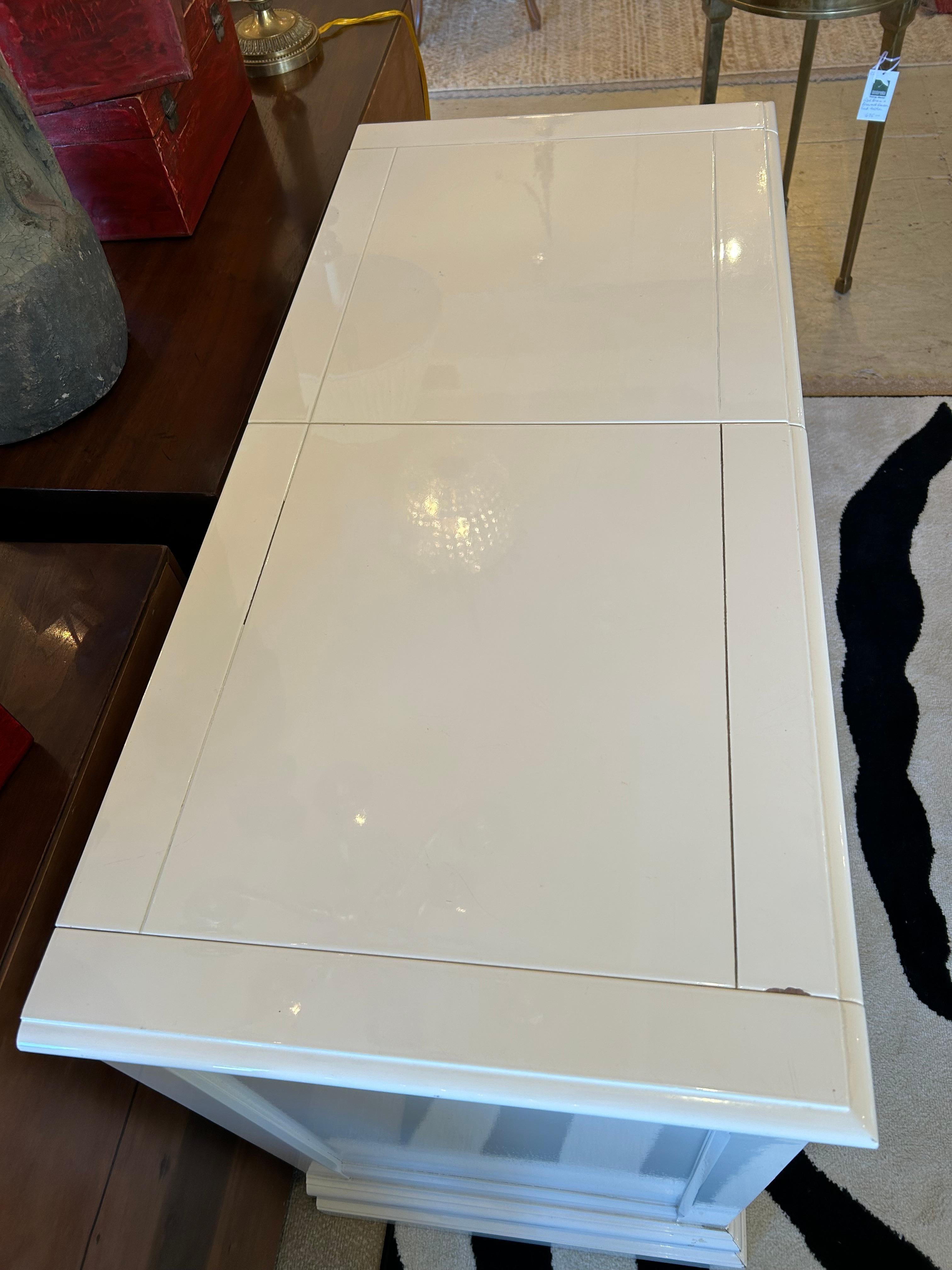 Buffet de bar Vanilla & Black Laquer avec roulettes encastrées de Baker Furniture en vente 5