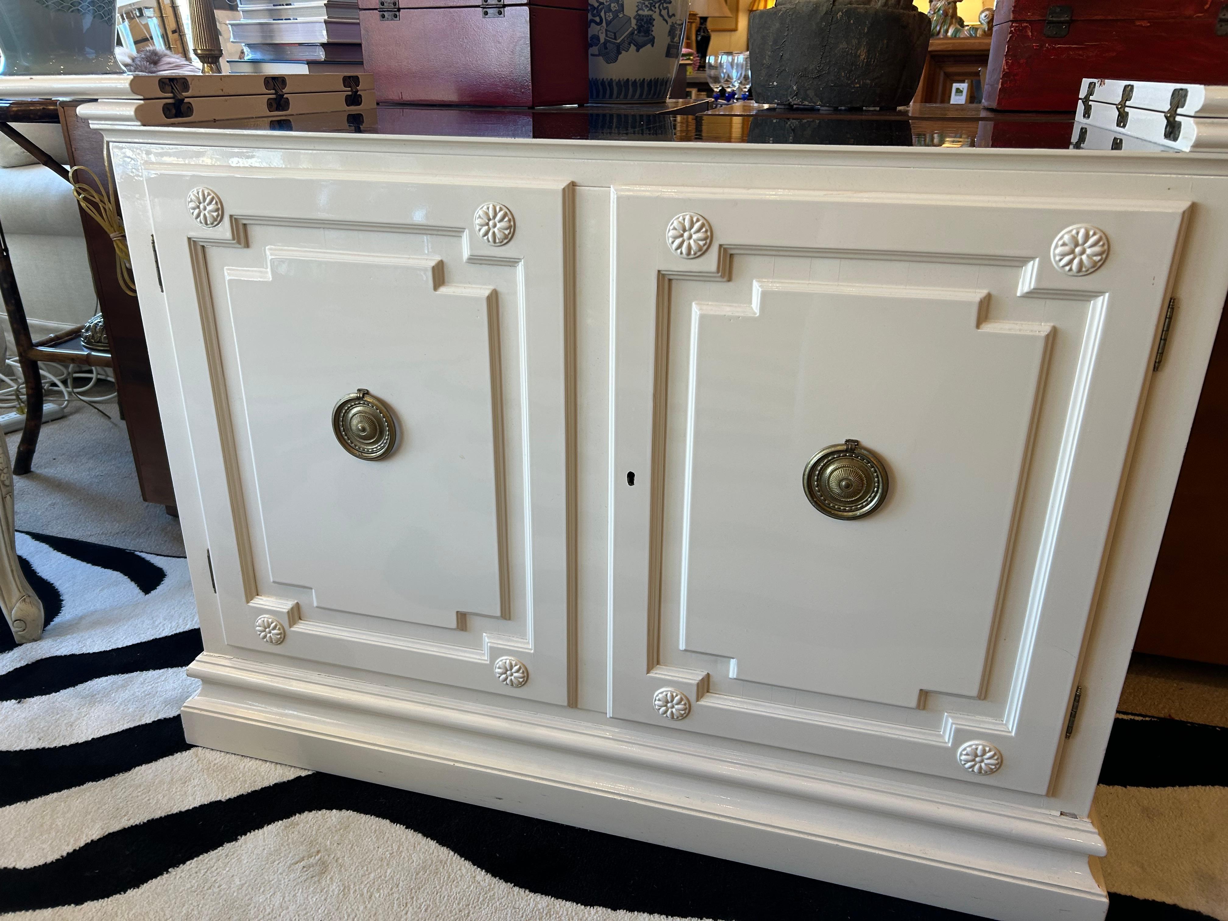 Hollywood Regency Buffet de bar Vanilla & Black Laquer avec roulettes encastrées de Baker Furniture en vente