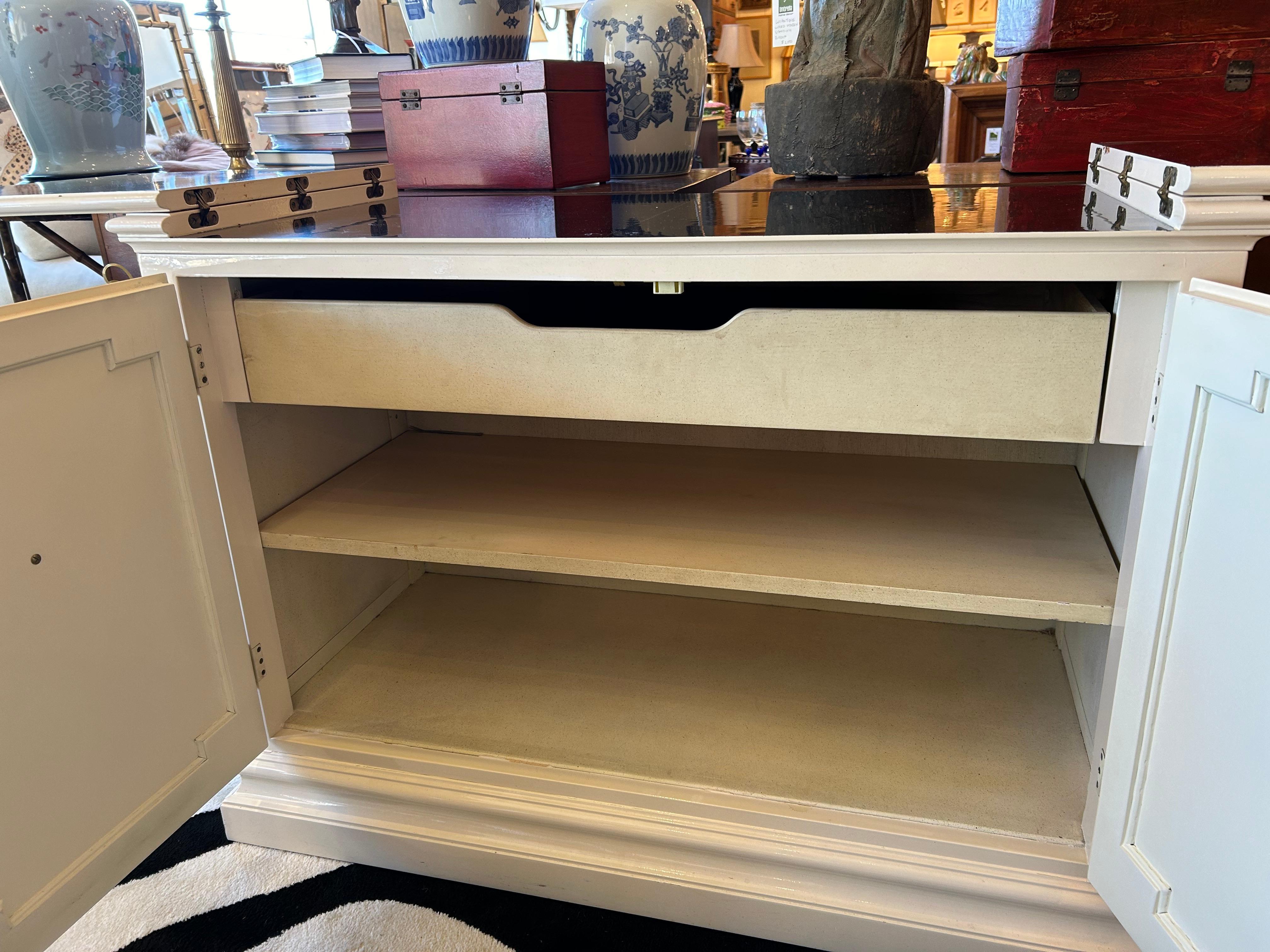 Fin du 20e siècle Buffet de bar Vanilla & Black Laquer avec roulettes encastrées de Baker Furniture en vente