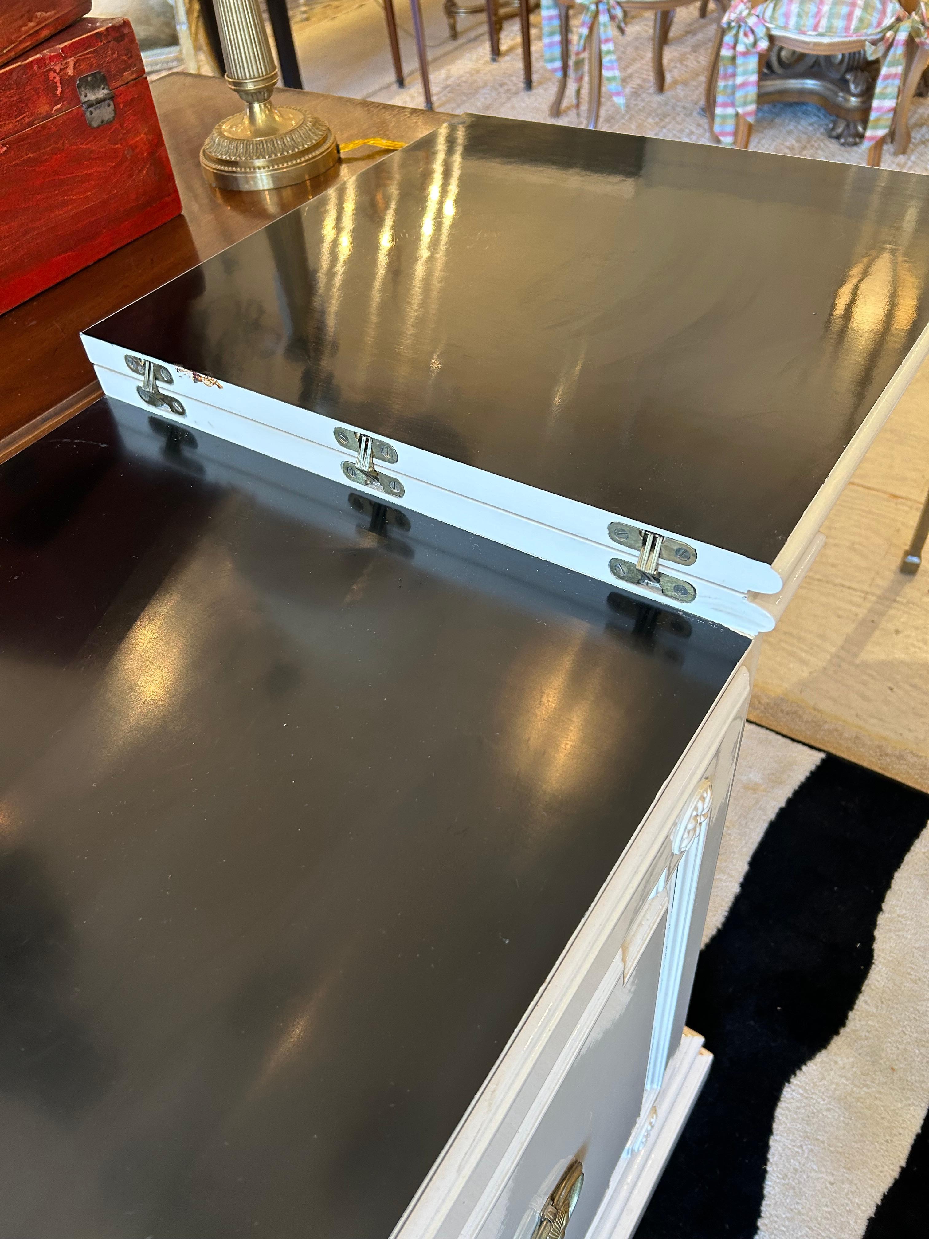 Bois Buffet de bar Vanilla & Black Laquer avec roulettes encastrées de Baker Furniture en vente