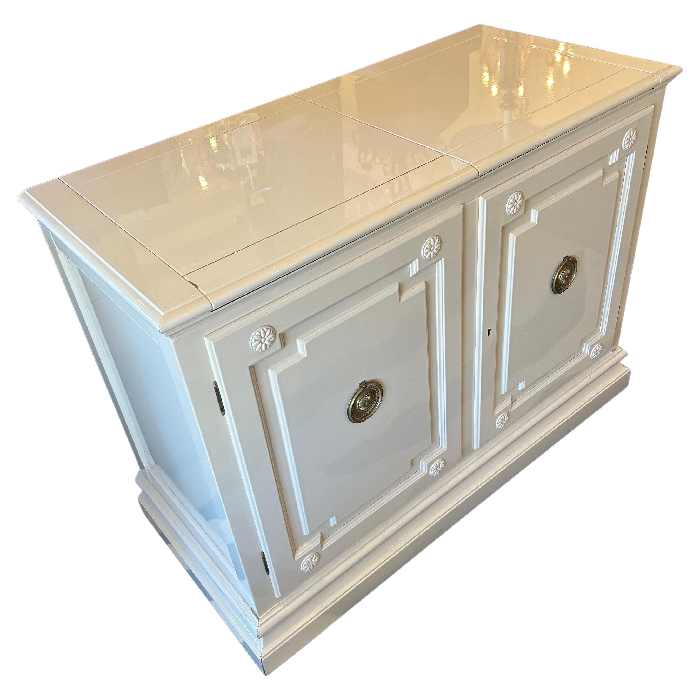 Buffet de bar Vanilla & Black Laquer avec roulettes encastrées de Baker Furniture en vente
