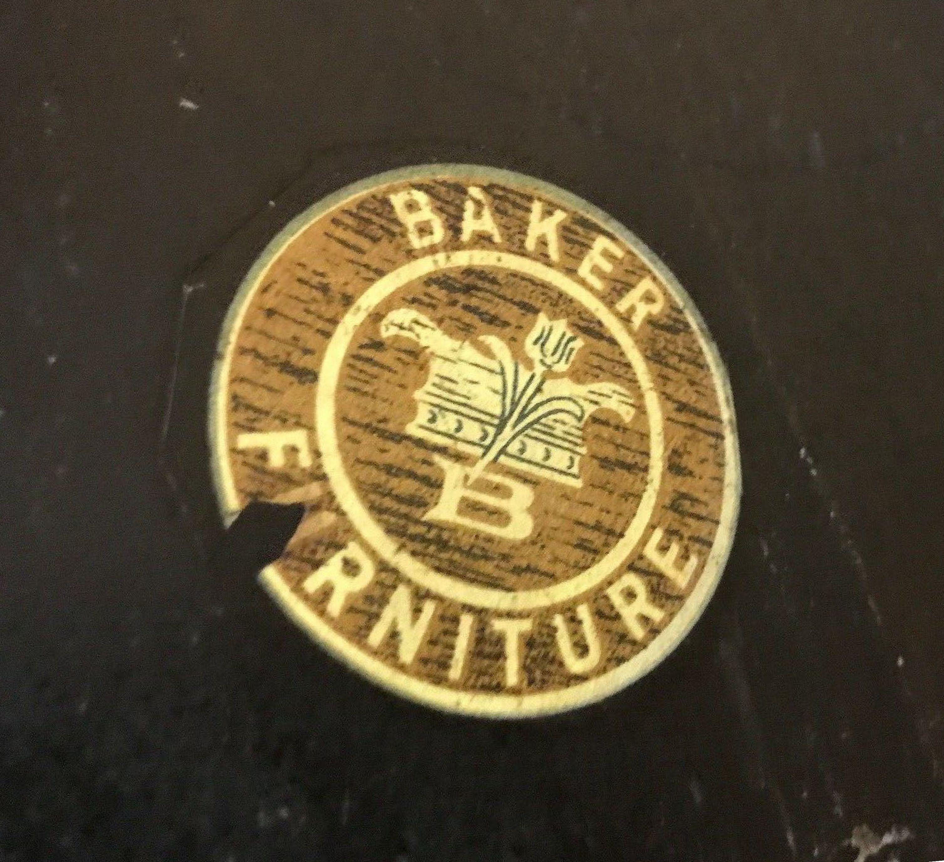 Baker Furniture Verre Églomisé Vergoldet Ebonisiert Antiker Couchtisch, etikettiert (amerikanisch) im Angebot
