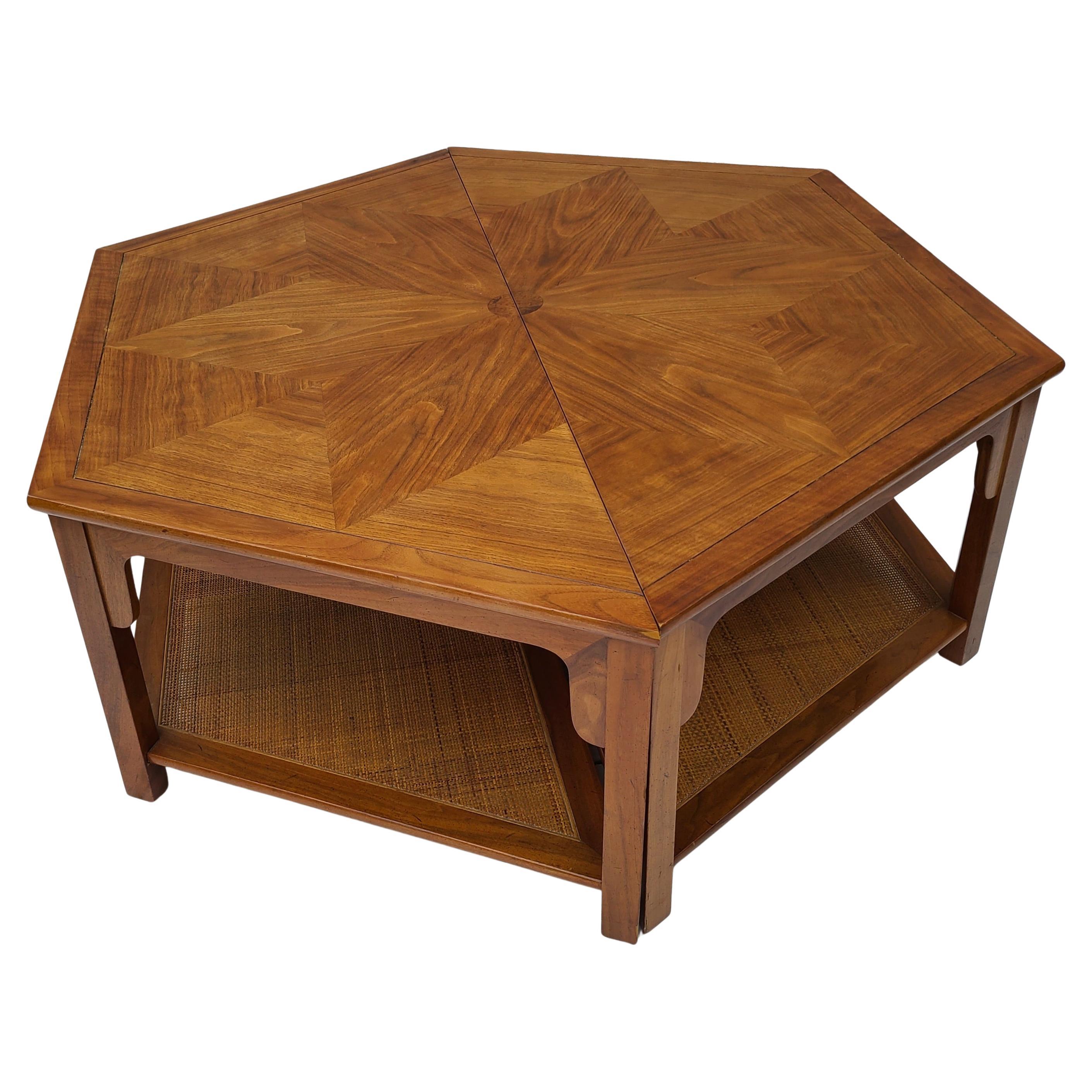 Canna Tavolino da caffè esagonale in noce e canna di Baker Furniture by Winsor White in vendita