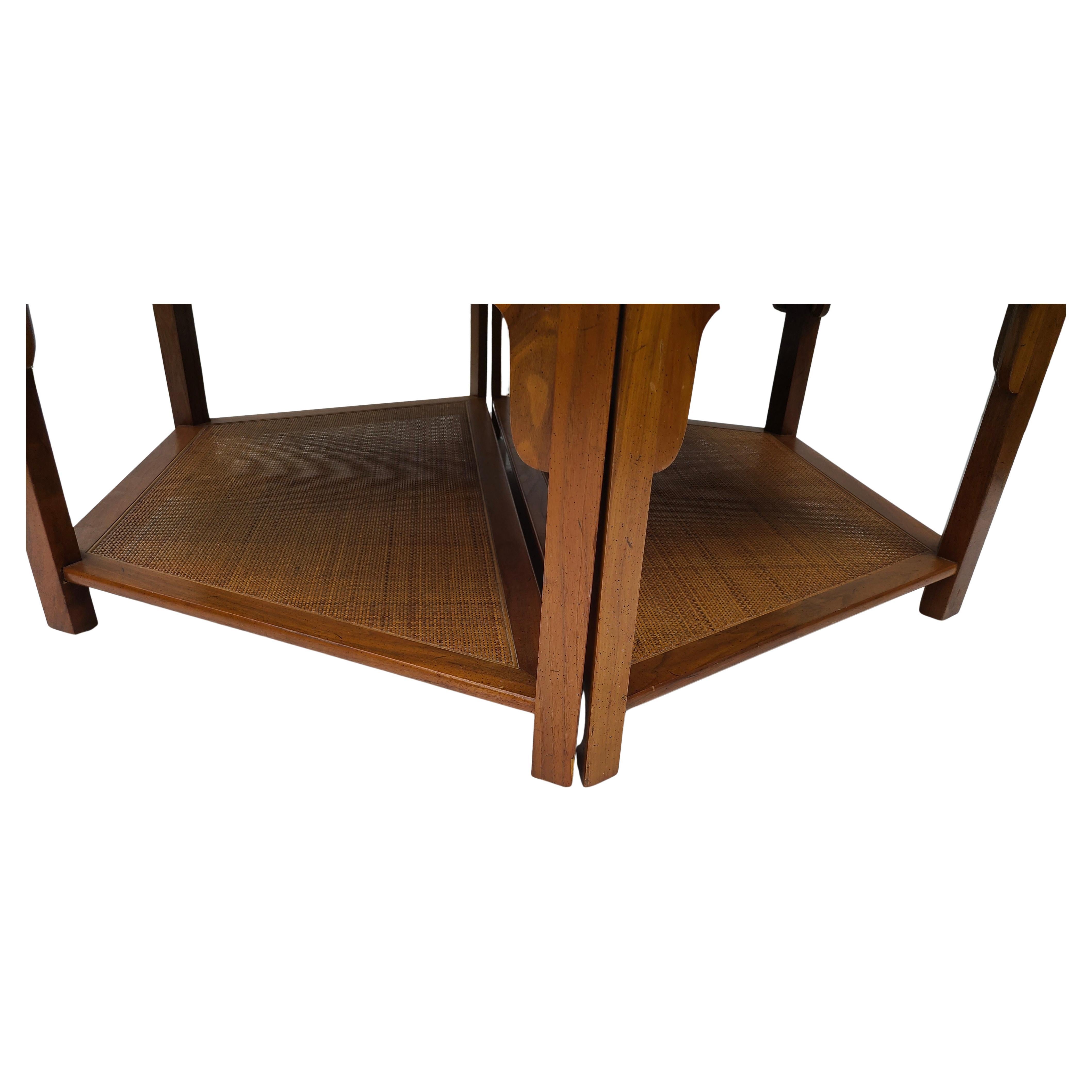 Tavolino da caffè esagonale in noce e canna di Baker Furniture by Winsor White in vendita 2