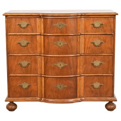 Cómoda de nogal William & Mary de Baker Furniture