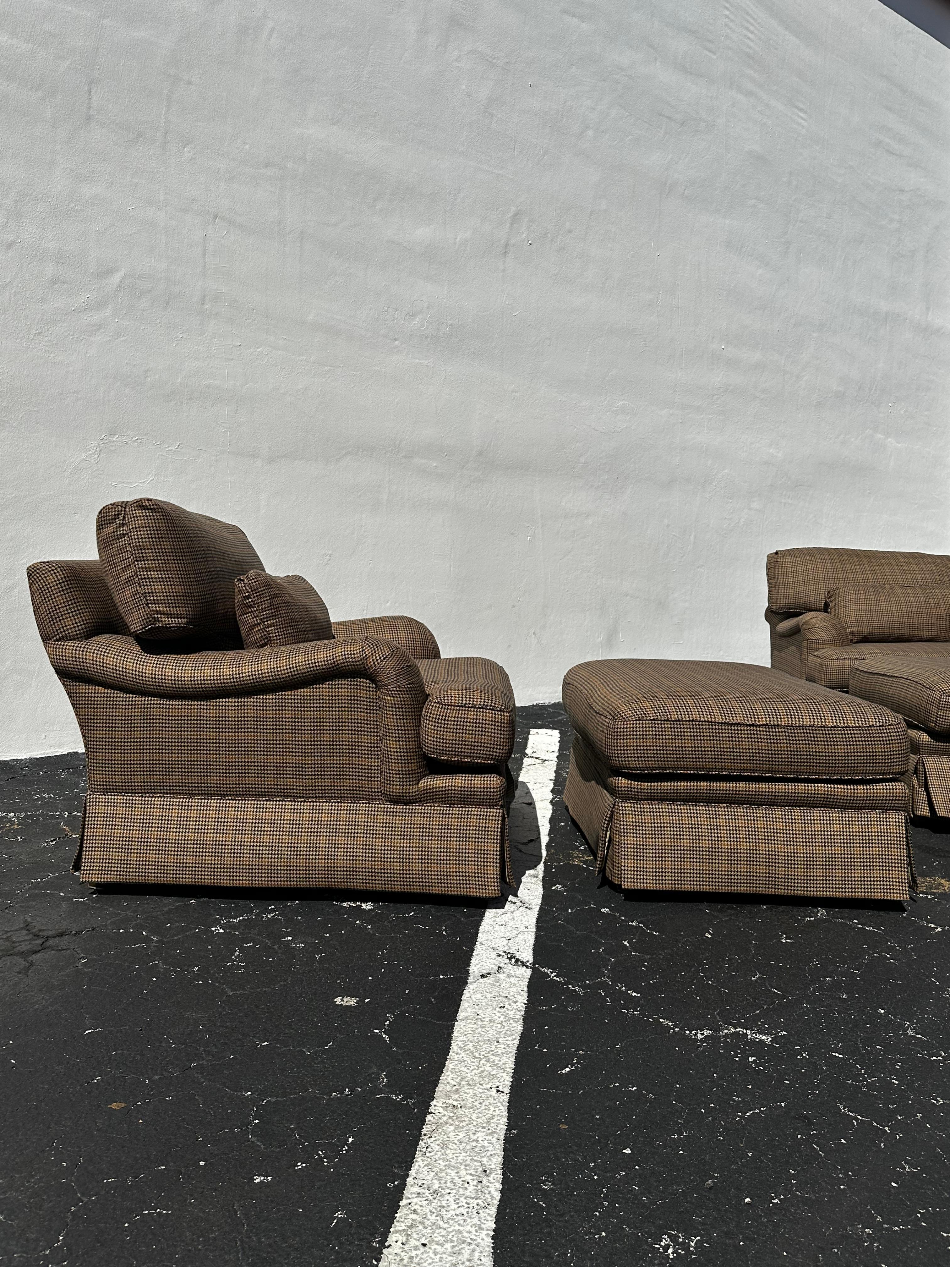 Baker Furniture XL English Houndstooth Club Chairs Ottoman, Satz von 4 im Zustand „Gut“ im Angebot in Fort Lauderdale, FL