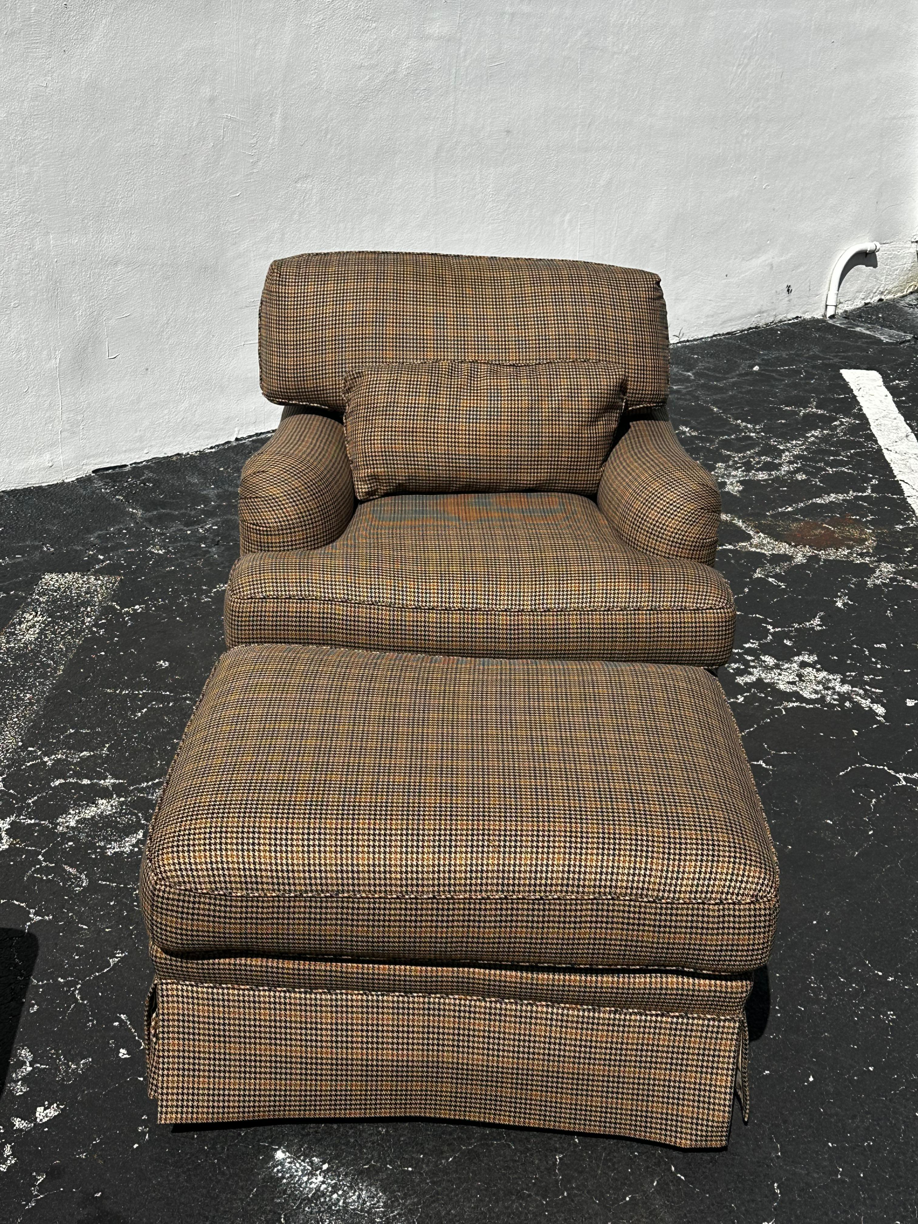 Baker Furniture XL English Houndstooth Club Chairs Ottoman, Satz von 4 (21. Jahrhundert und zeitgenössisch) im Angebot