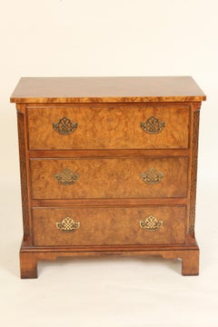 Commode en loupe d'orme de style George II Baker