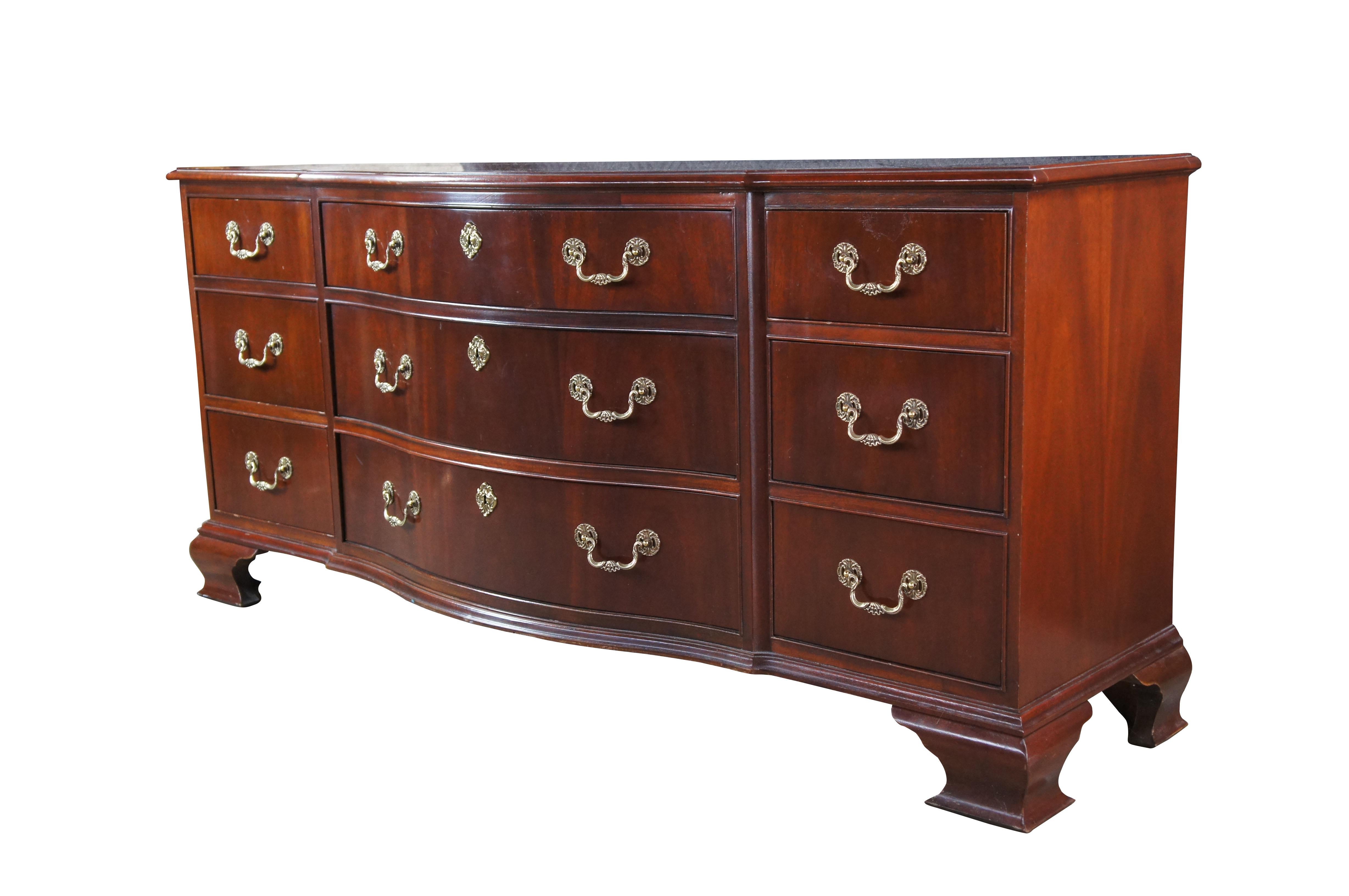 Vintage Baker Furniture lange dreifache Kommode, Kommode oder Sideboard.  Gefertigt aus Mahagoni mit georgianischem Stil, einer gewundenen Bogenfront mit eingelegter, gebänderter Oberseite und neun verzahnten Schubladen, die von Klammerfüßen