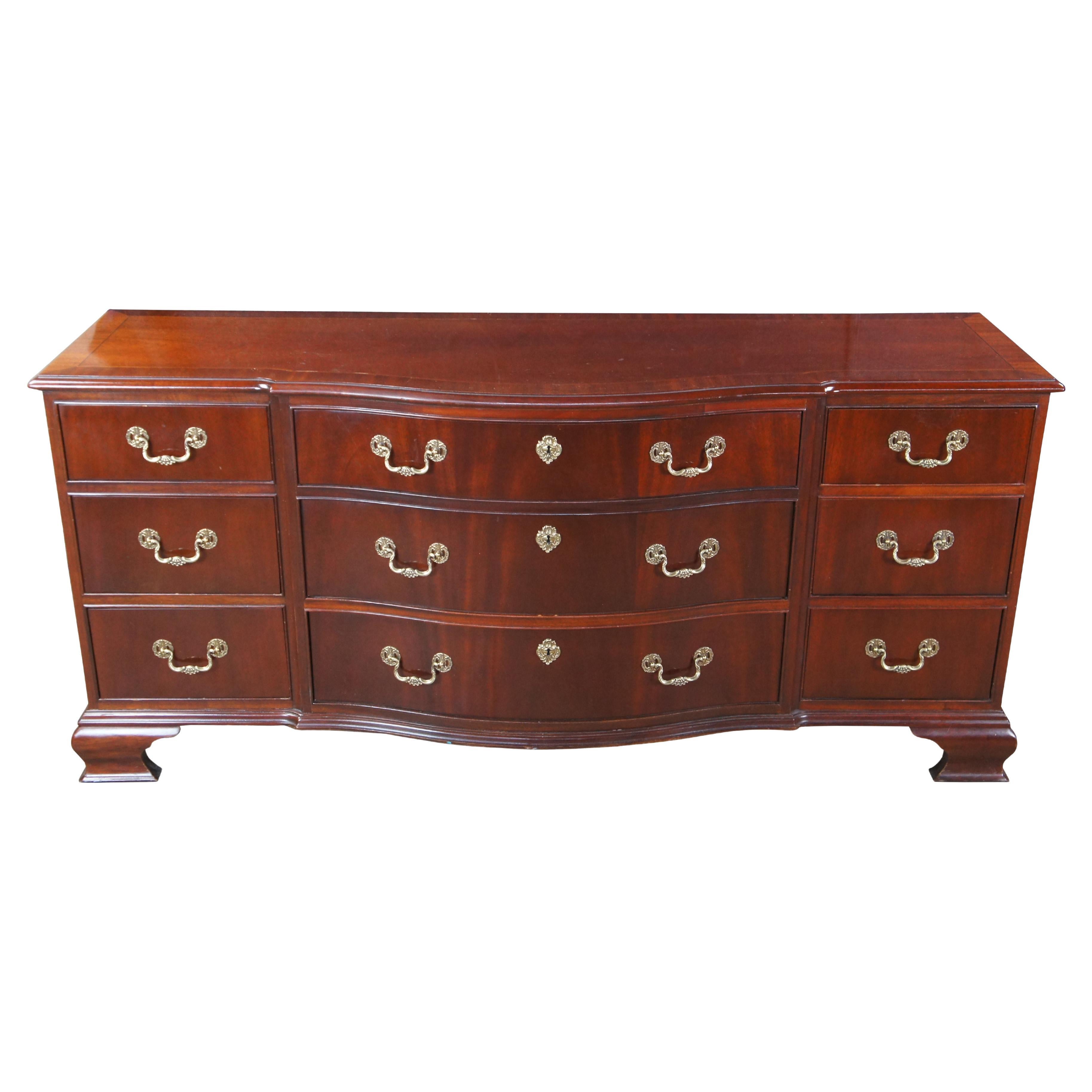 Baker Georgian Mahagoni Bowfront Triple Dresser Chest Console Credenza 70" im Angebot