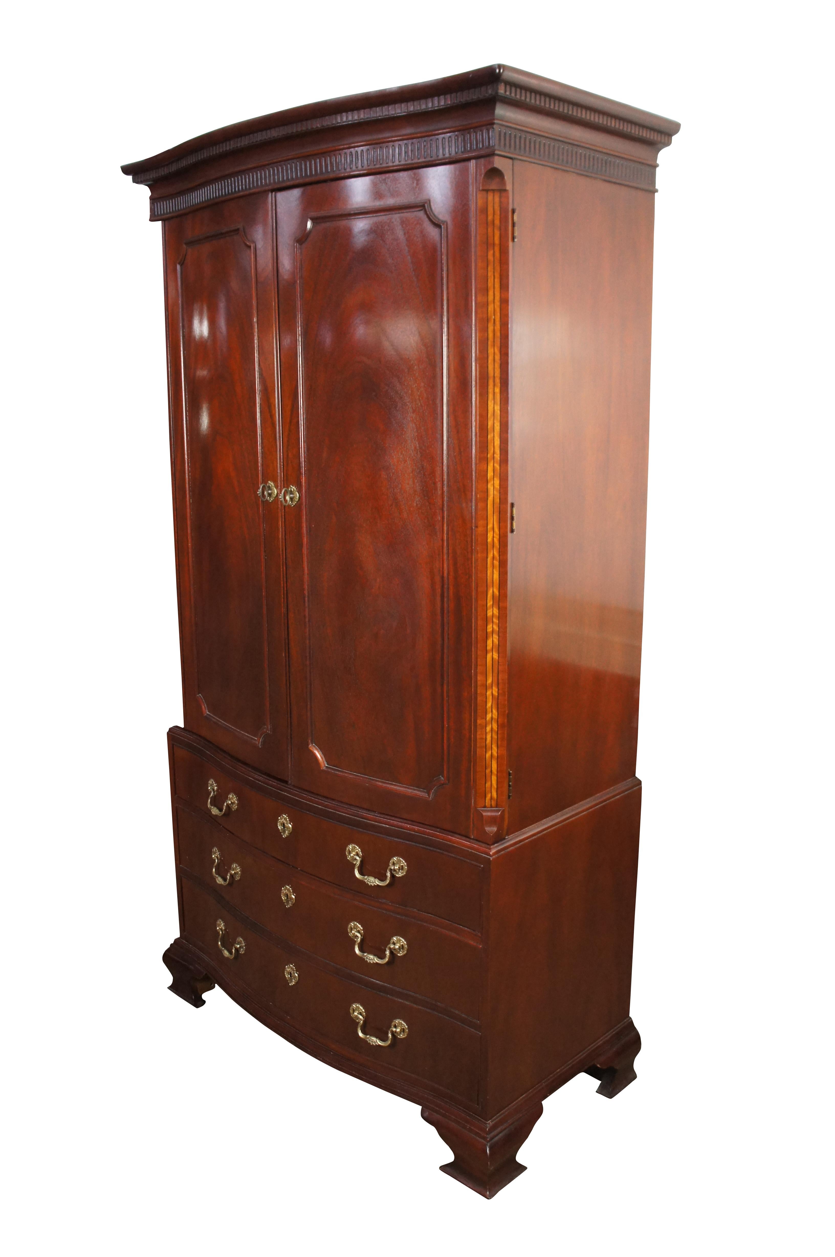 Baker Georgian Mahogany Serpentine Bowfront Armoire Wardrobe Linen Press Dresser In Good Condition In Dayton, OH