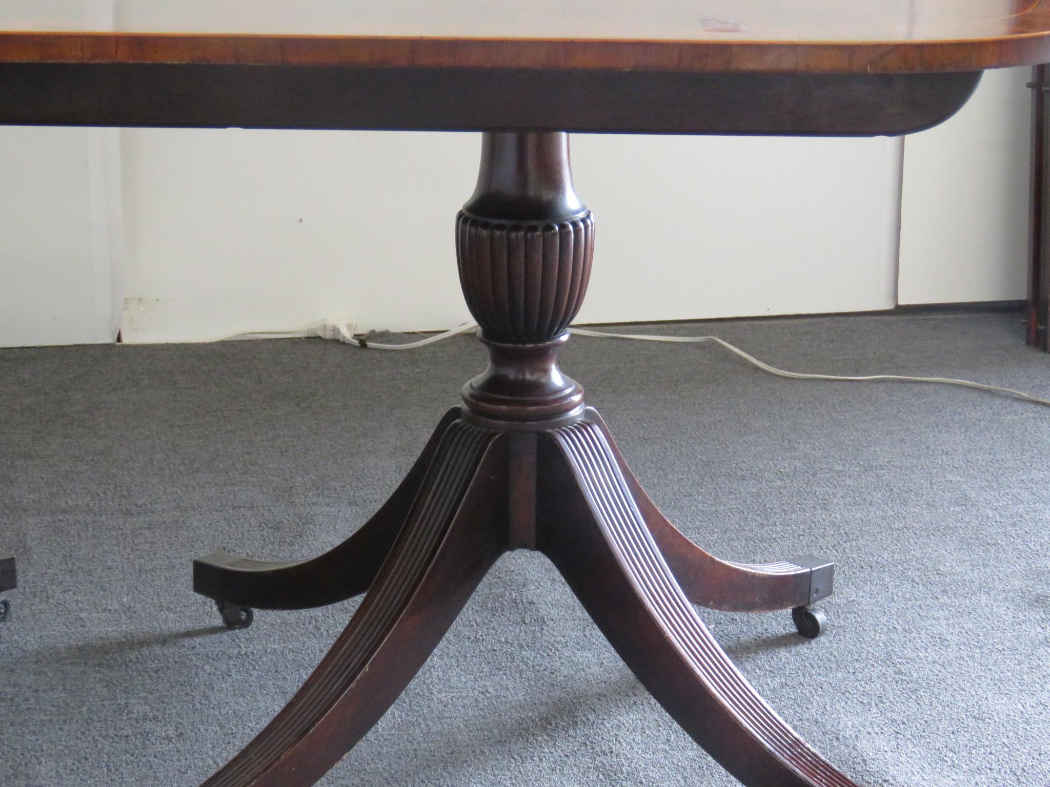Baker Georgian Style Double Pedestal Dining Table (amerikanisch)