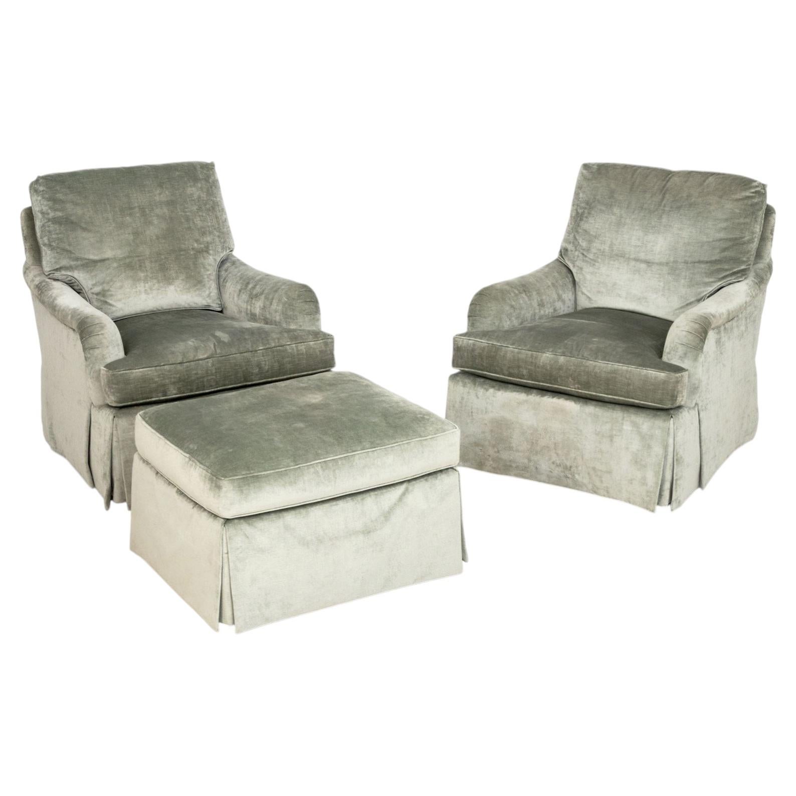Paire de fauteuils rembourrés en velours gris Baker et pouf assorti