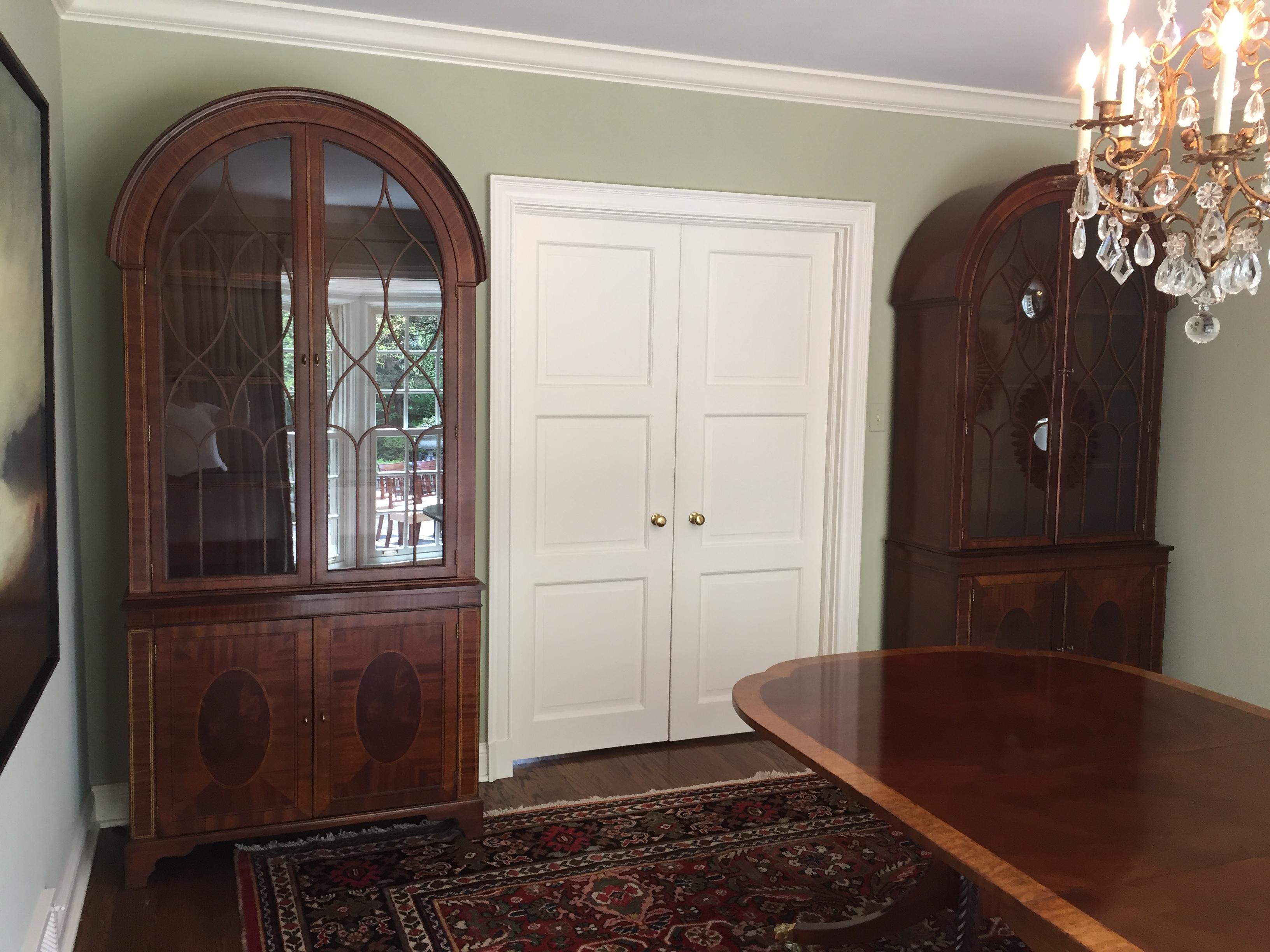 Baker Historic Charleston China Cabinet In Excellent Condition For Sale In Chicago, IL
