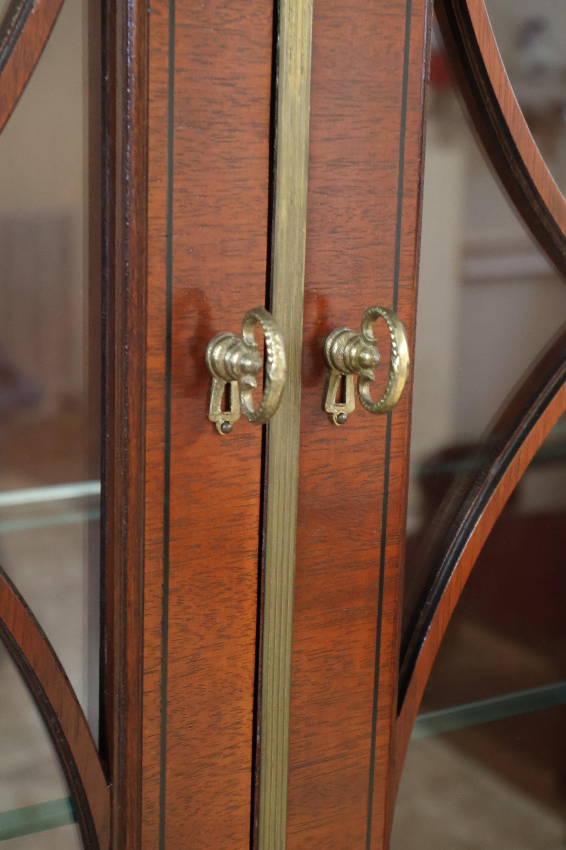 Vitrina Curio de Caoba de la Colección Baker Historic Charleston en venta 4