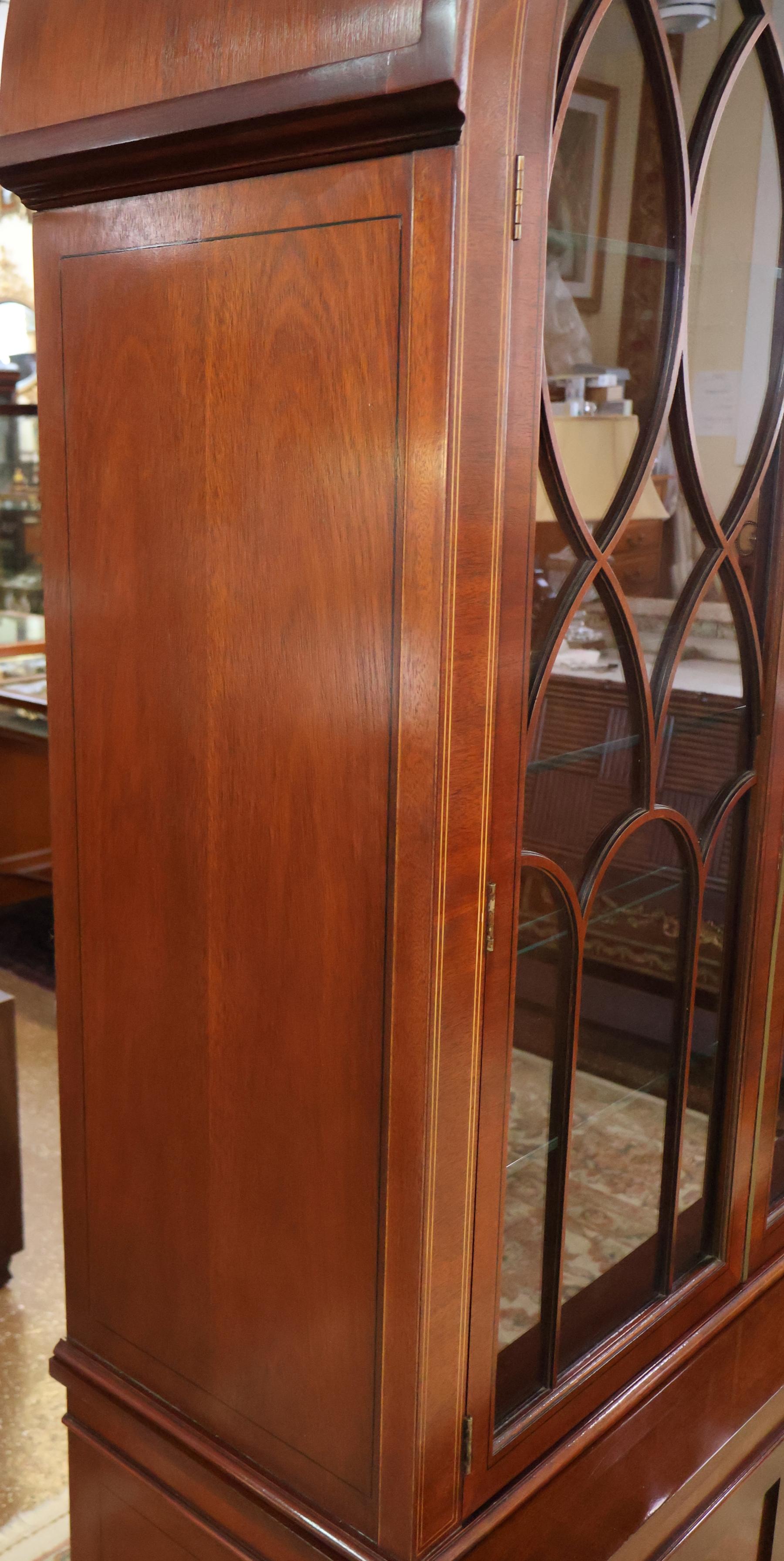 Vitrina Curio de Caoba de la Colección Baker Historic Charleston en venta 5