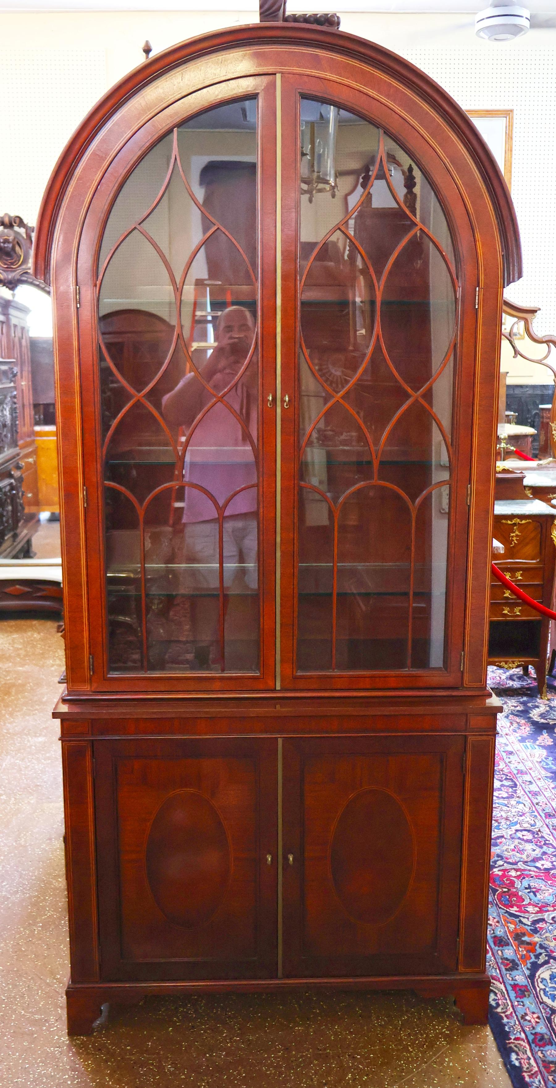 Vitrina Curio de Caoba de la Colección Baker Historic Charleston en venta 7