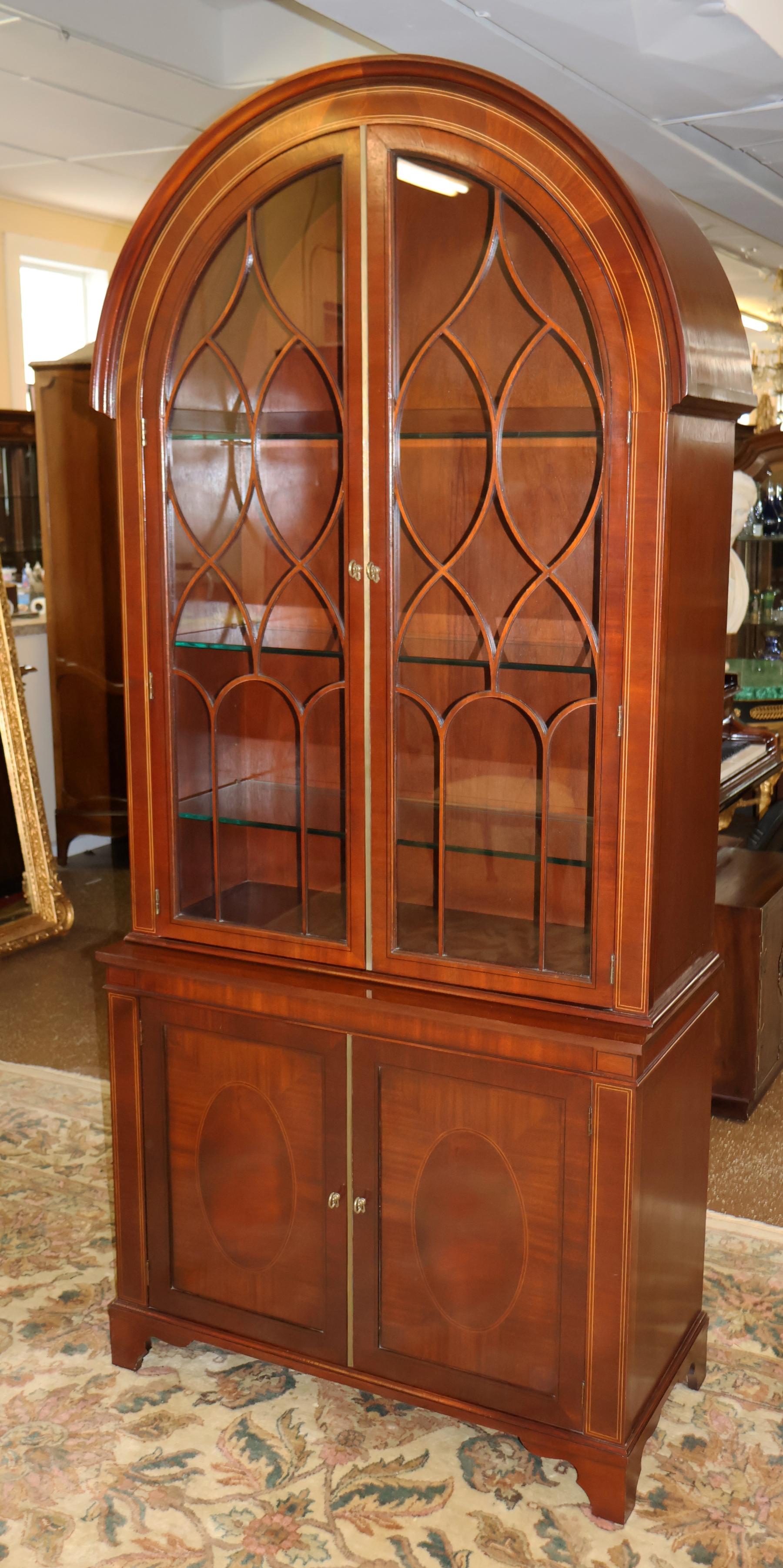Vitrina Curio de Caoba de la Colección Baker Historic Charleston Estadounidense en venta