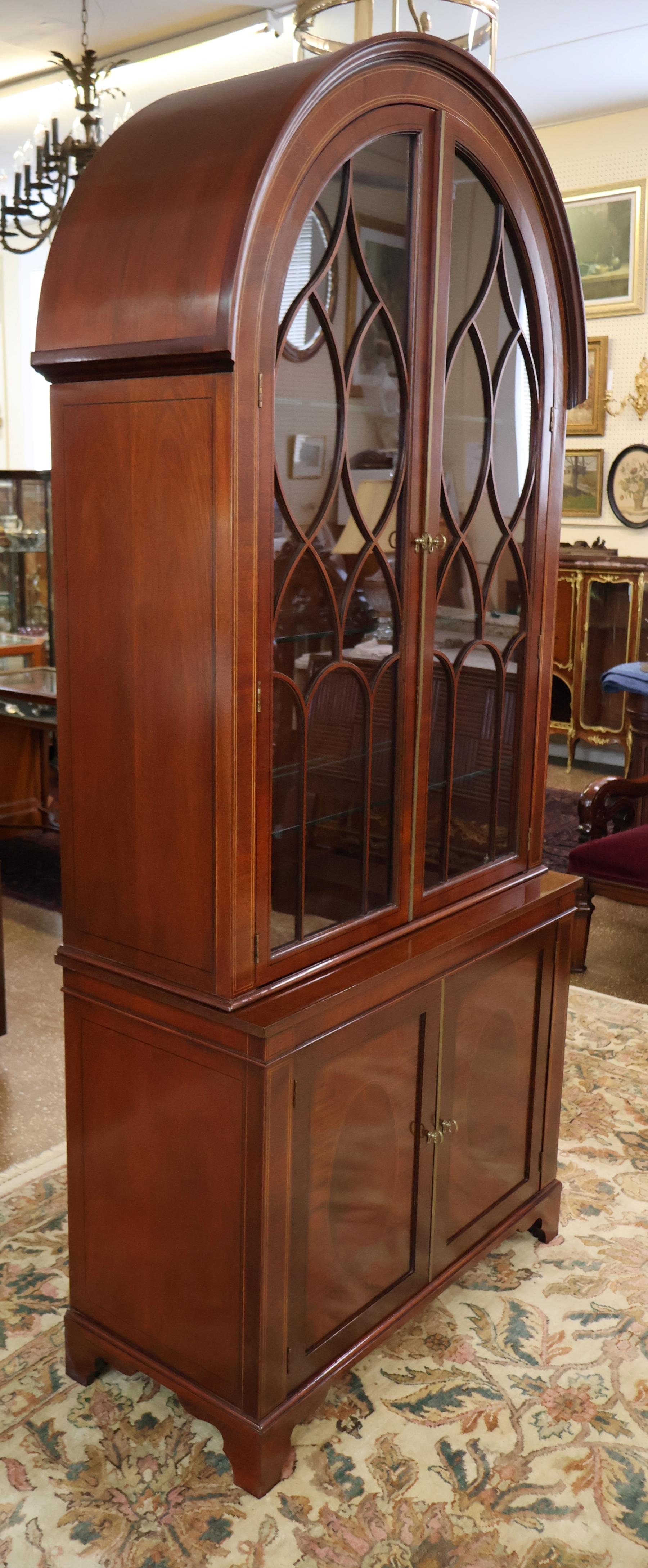 Vitrina Curio de Caoba de la Colección Baker Historic Charleston en Bueno estado para la venta en Long Branch, NJ