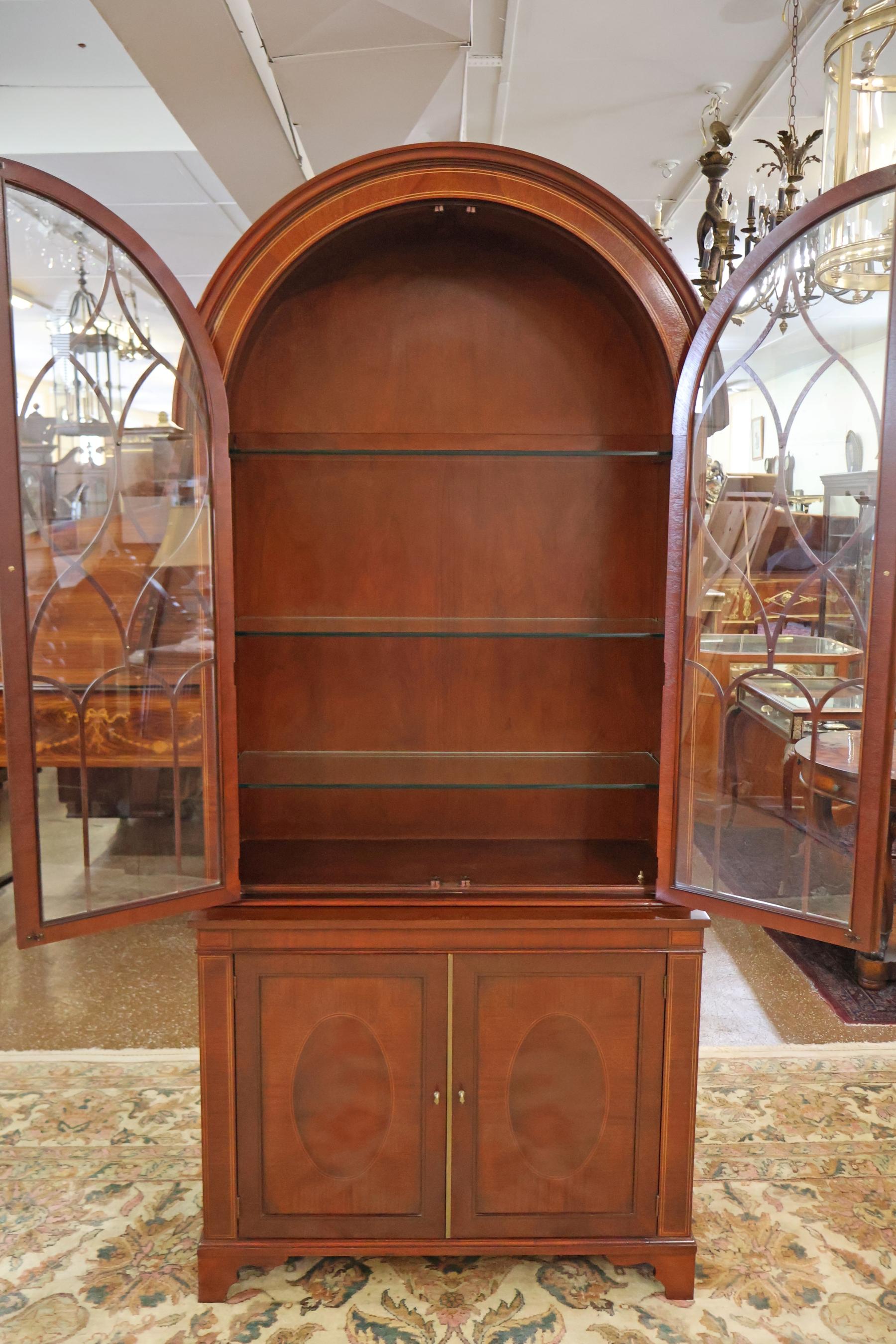 Vitrina Curio de Caoba de la Colección Baker Historic Charleston en venta 1