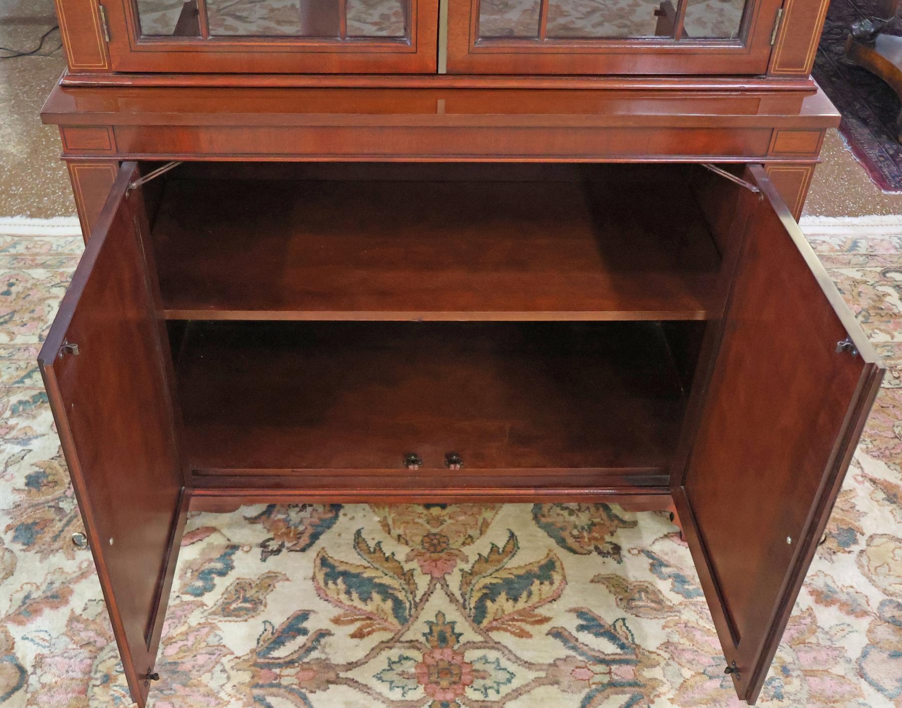 Vitrina Curio de Caoba de la Colección Baker Historic Charleston en venta 3