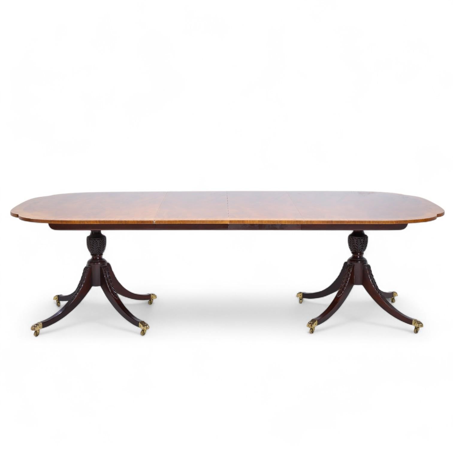 Mesa de comedor extensible de caoba con 2 hojas de la colección Baker Historic Charleston

Esta mesa mide 70 de ancho x 46 de fondo x 29,25 pulgadas de alto, con un espacio libre para sillas de 28,5 pulgadas, cada hoja mide 16,25 pulgadas de ancho,