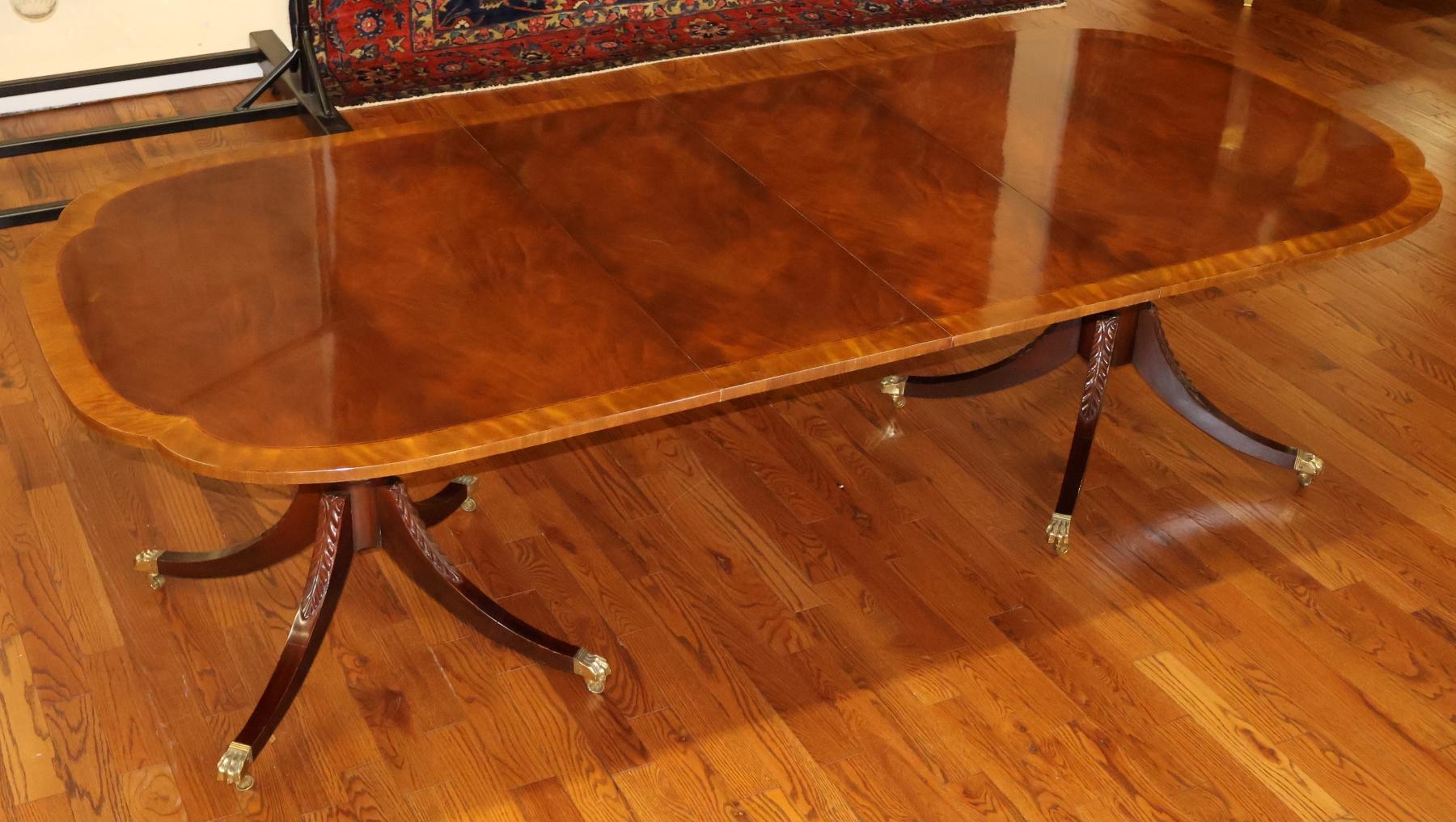 Baker Historic Charleston Flame Mahagoni Dreiblatt-Esstisch

Abmessungen: 102,25