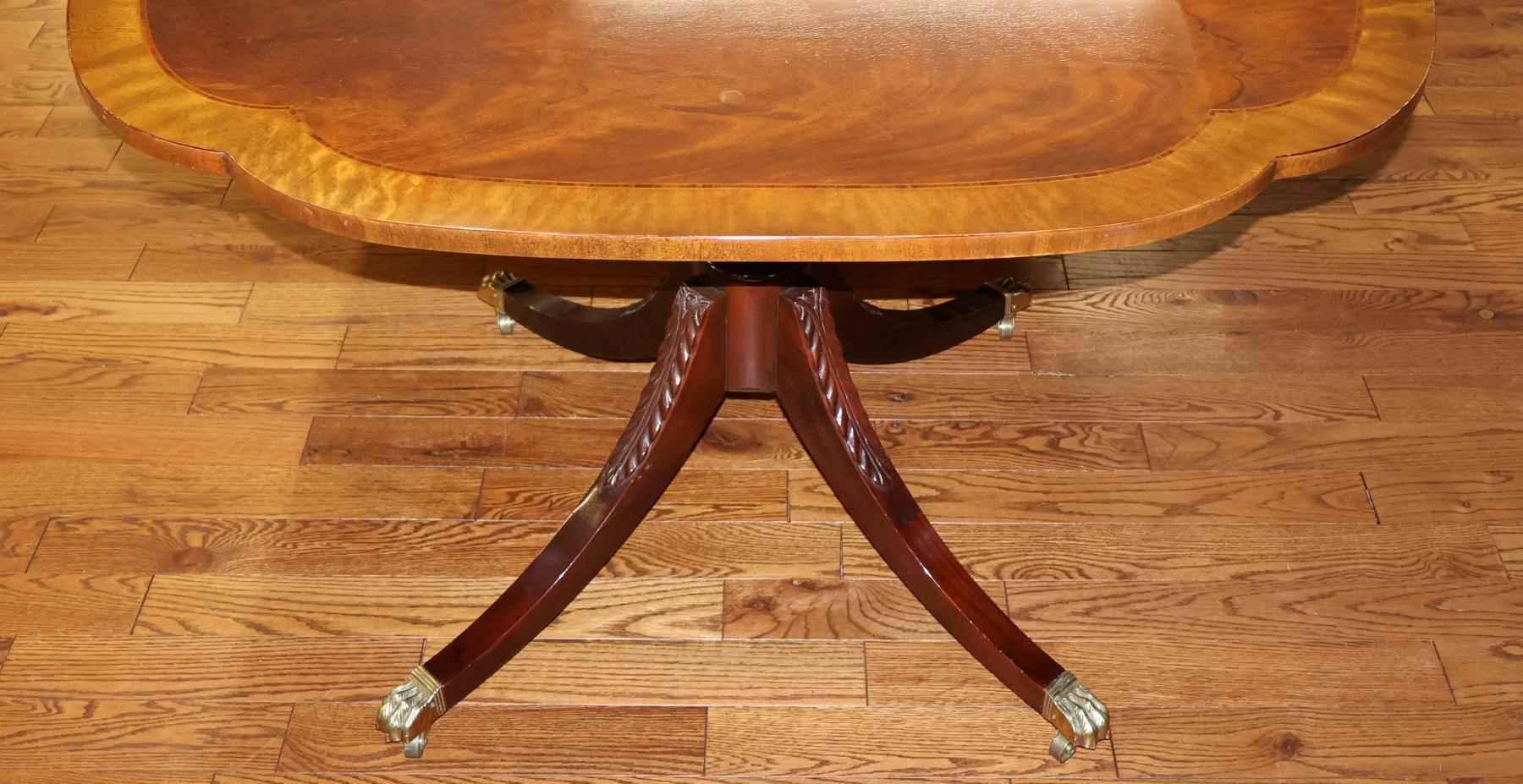 Baker Historic Charleston Flame Mahagoni Esstisch mit zwei Blättern im Angebot 3