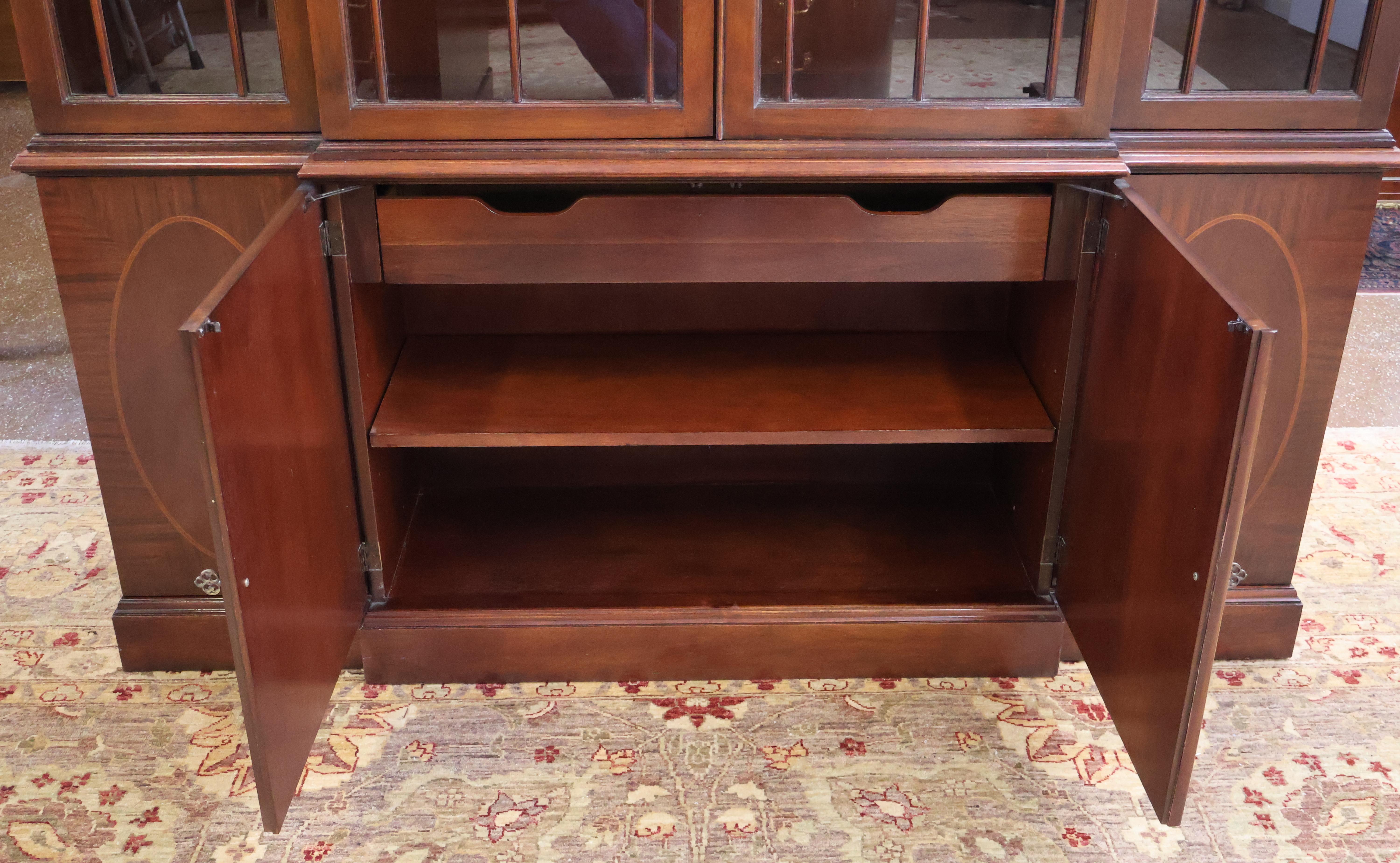 Baker Historic Charleston Mahogany Bookcase China Cabinet Breakfront en vente 11