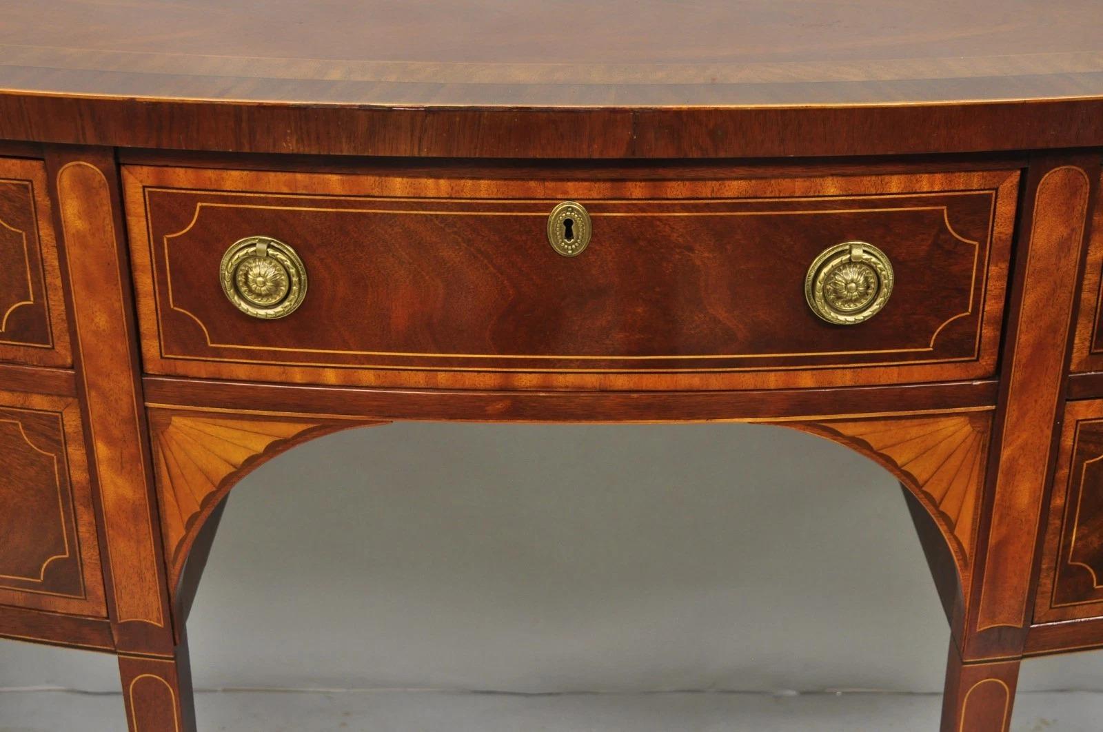 Inconnu Buffet buffet Charleston historique en acajou incrusté de démilune Hepplewhite en vente