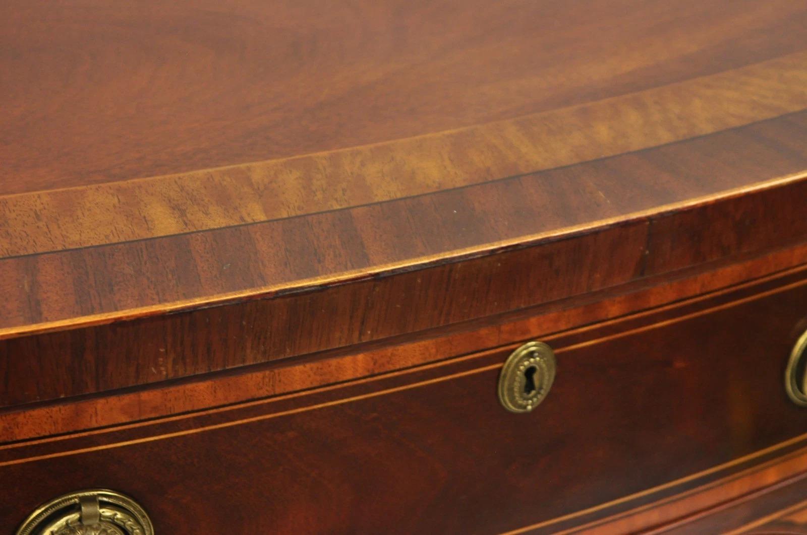 Acajou Buffet buffet Charleston historique en acajou incrusté de démilune Hepplewhite en vente