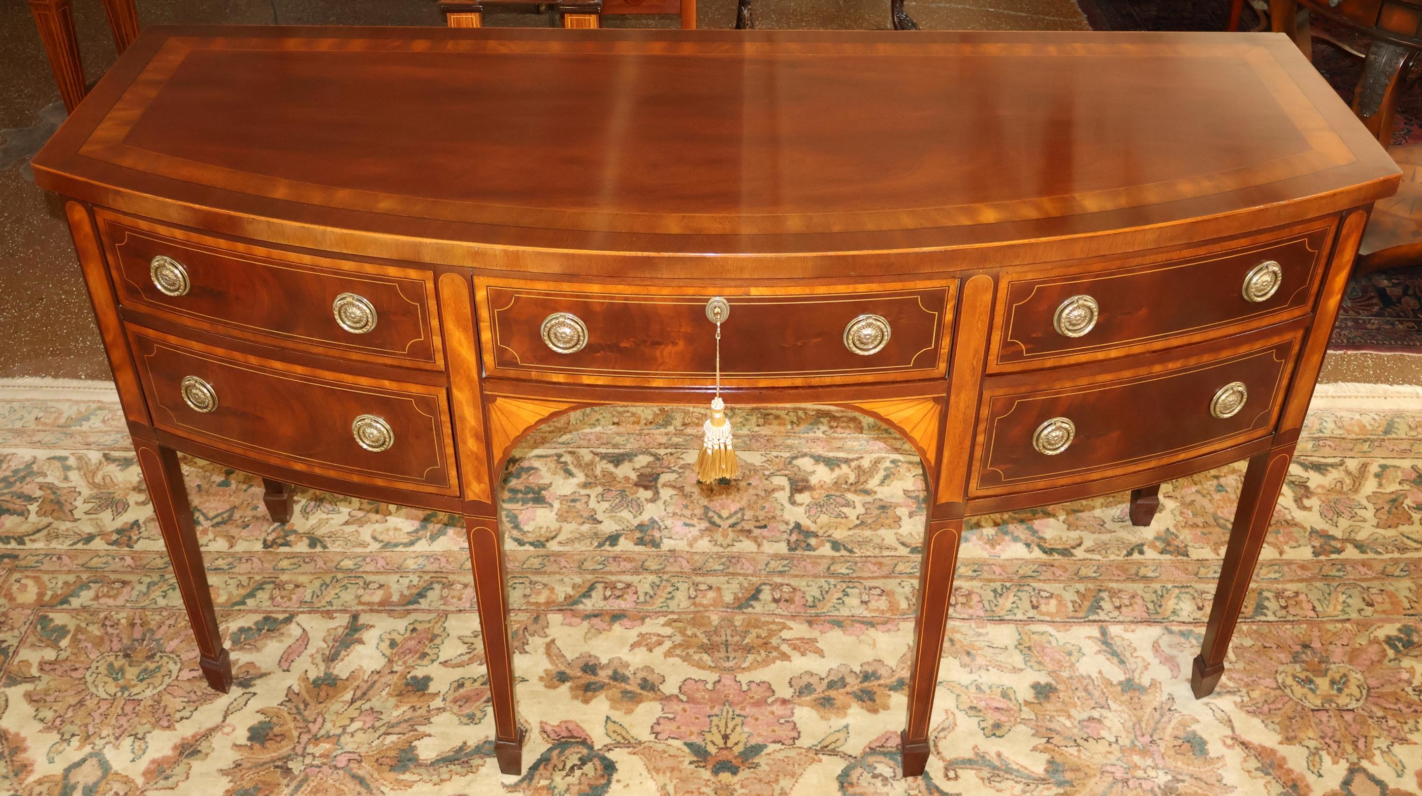 Atemberaubende Baker Historic Charleston Mahagoni Intarsien Anrichte Server Buffet

Abmessungen: 67,5