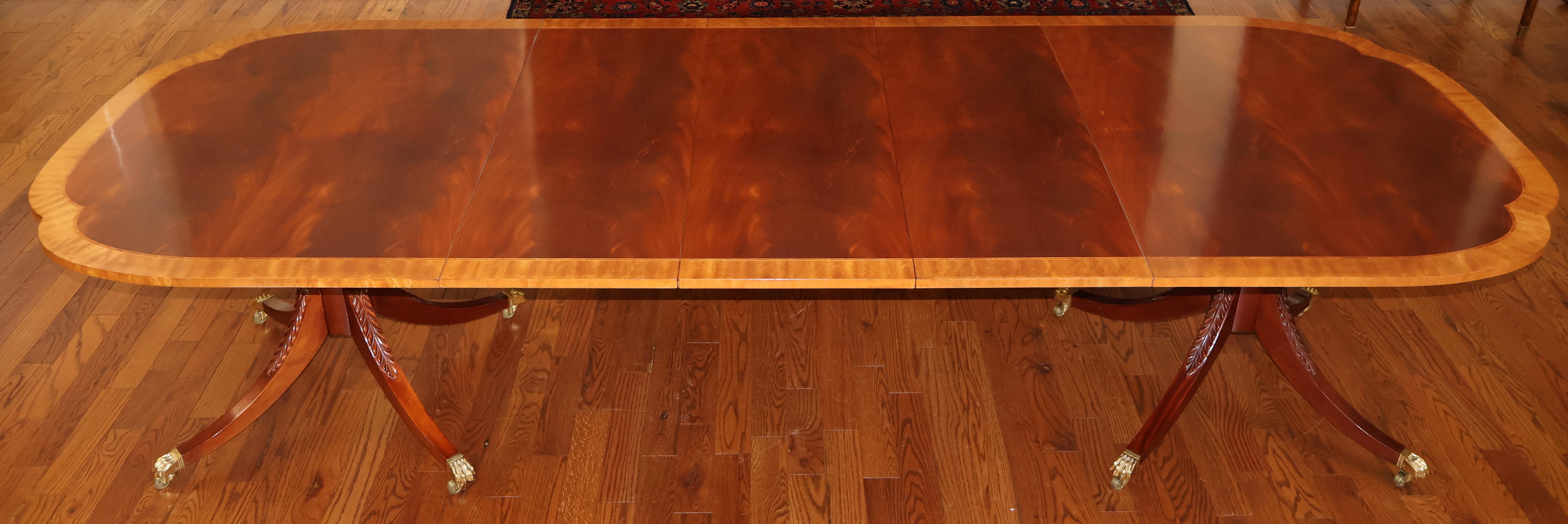 Baker Historic Charleston Mahogany Satinwood Banded Conference Dining Table

Dimensions : With leaves 118