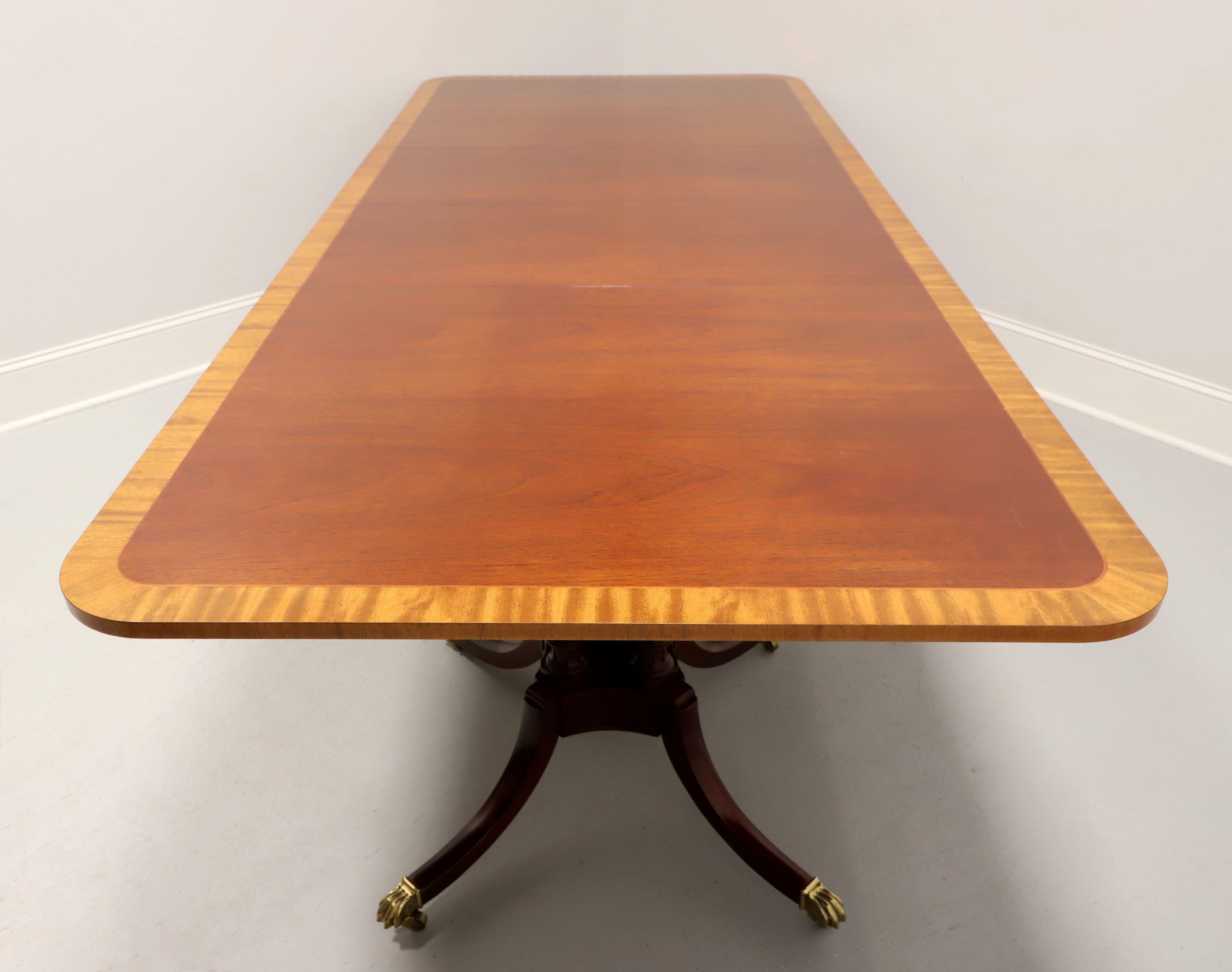 BAKER Table de salle à manger historique à double piédestal en acajou et citronnier de Charleston en vente 1
