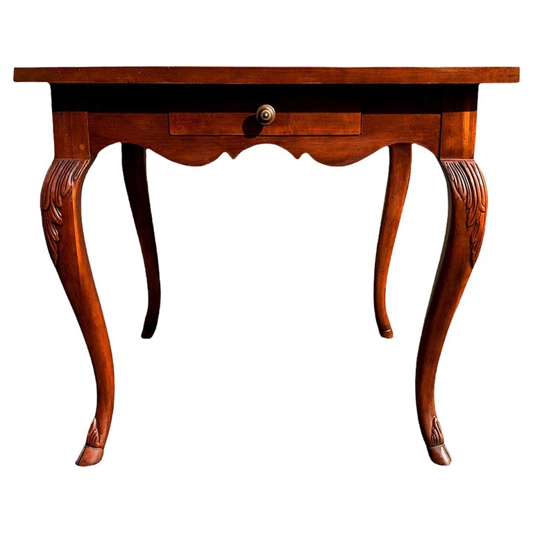Cabriole-Bein-Tisch mit Intarsien aus Holz im Angebot bei 1stDibs