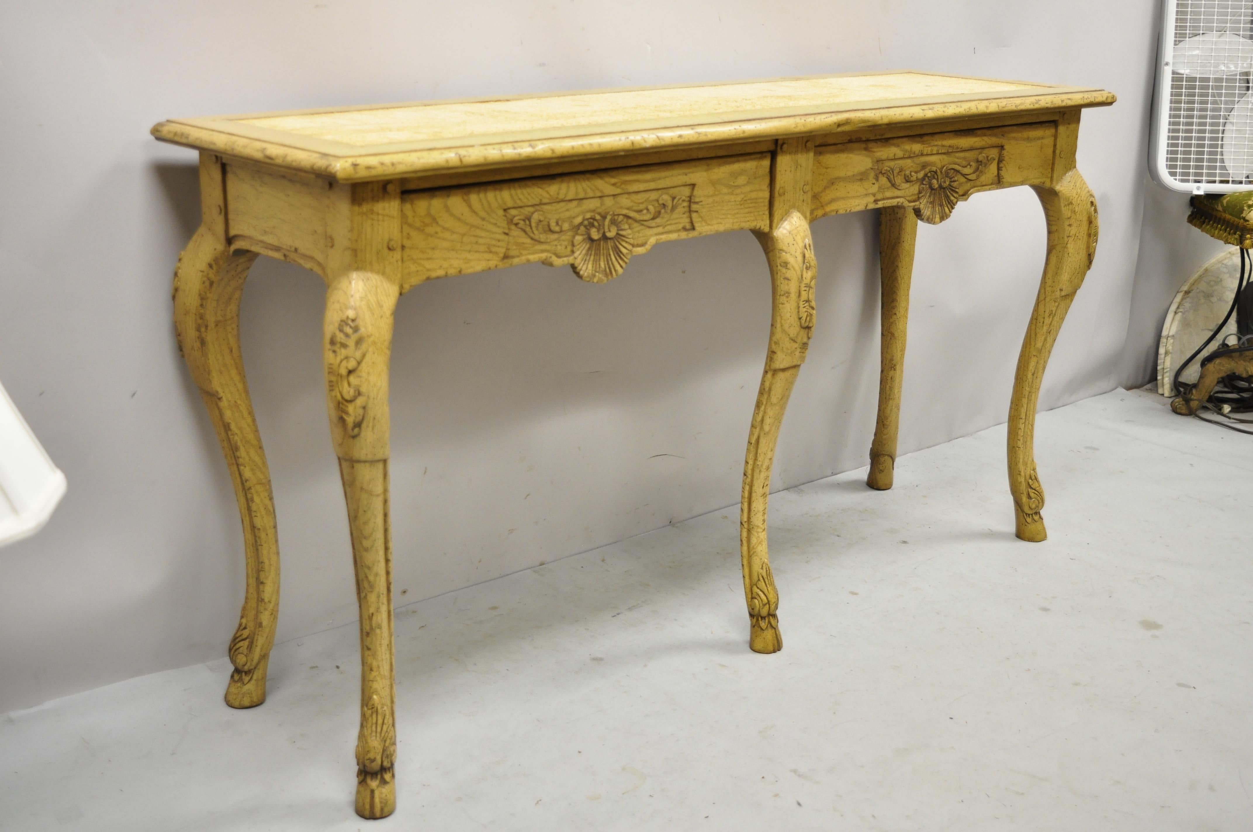 Table de canapé de style Régence italienne, en chêne, avec 2 tiroirs et des pieds en sabot. Cet article présente des pieds en forme de sabots sculptés, un beau grain de bois, une finition vieillie, des détails joliment sculptés, un dos fini, une