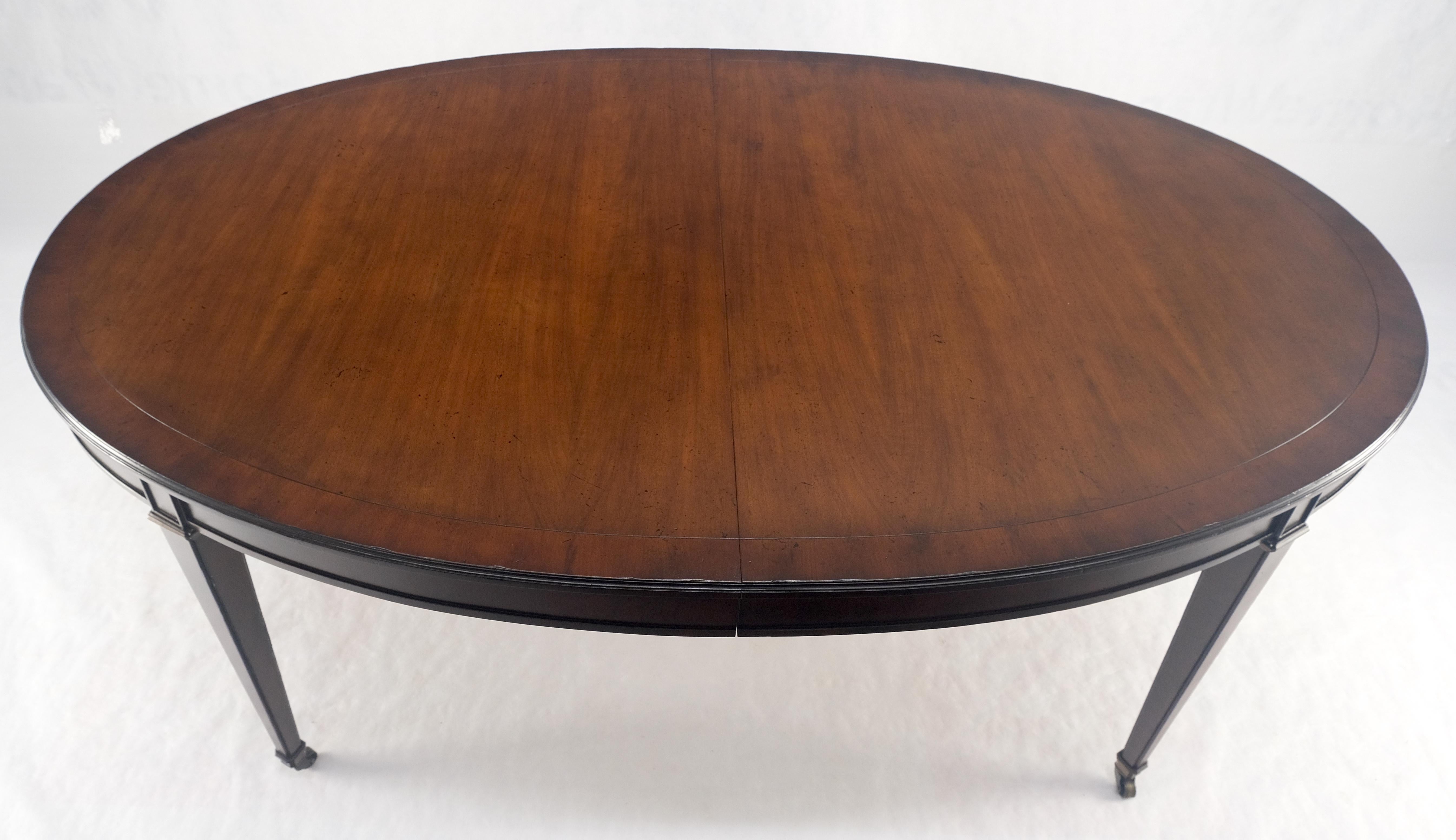 Baker Mesa de Comedor Ovalada Grande 2 Tableros Extensibles Nogal Oscuro Bandeado MENTA Moderno de mediados de siglo en venta