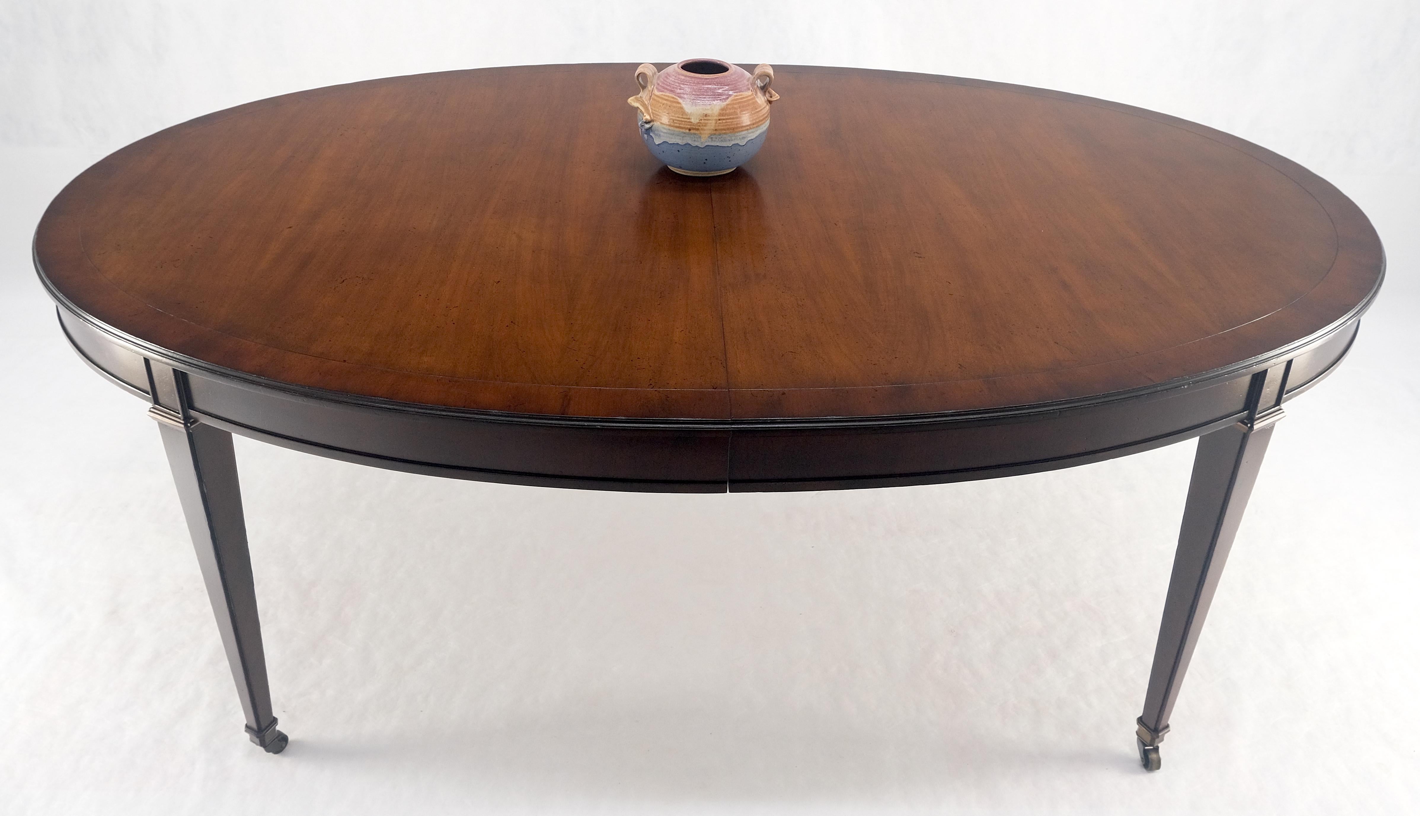 Baker Mesa de Comedor Ovalada Grande 2 Tableros Extensibles Nogal Oscuro Bandeado MENTA Estadounidense en venta