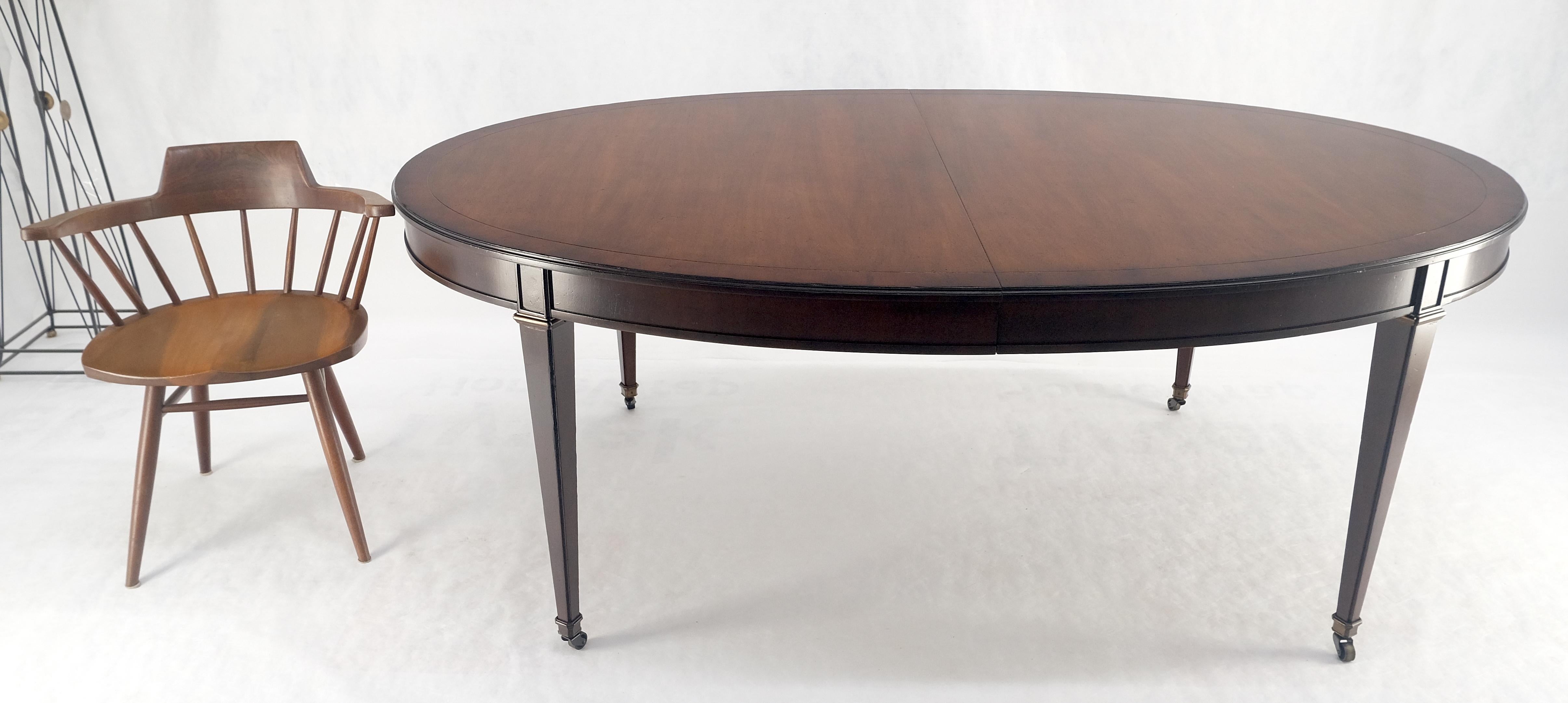 Baker Mesa de Comedor Ovalada Grande 2 Tableros Extensibles Nogal Oscuro Bandeado MENTA Lacado en venta