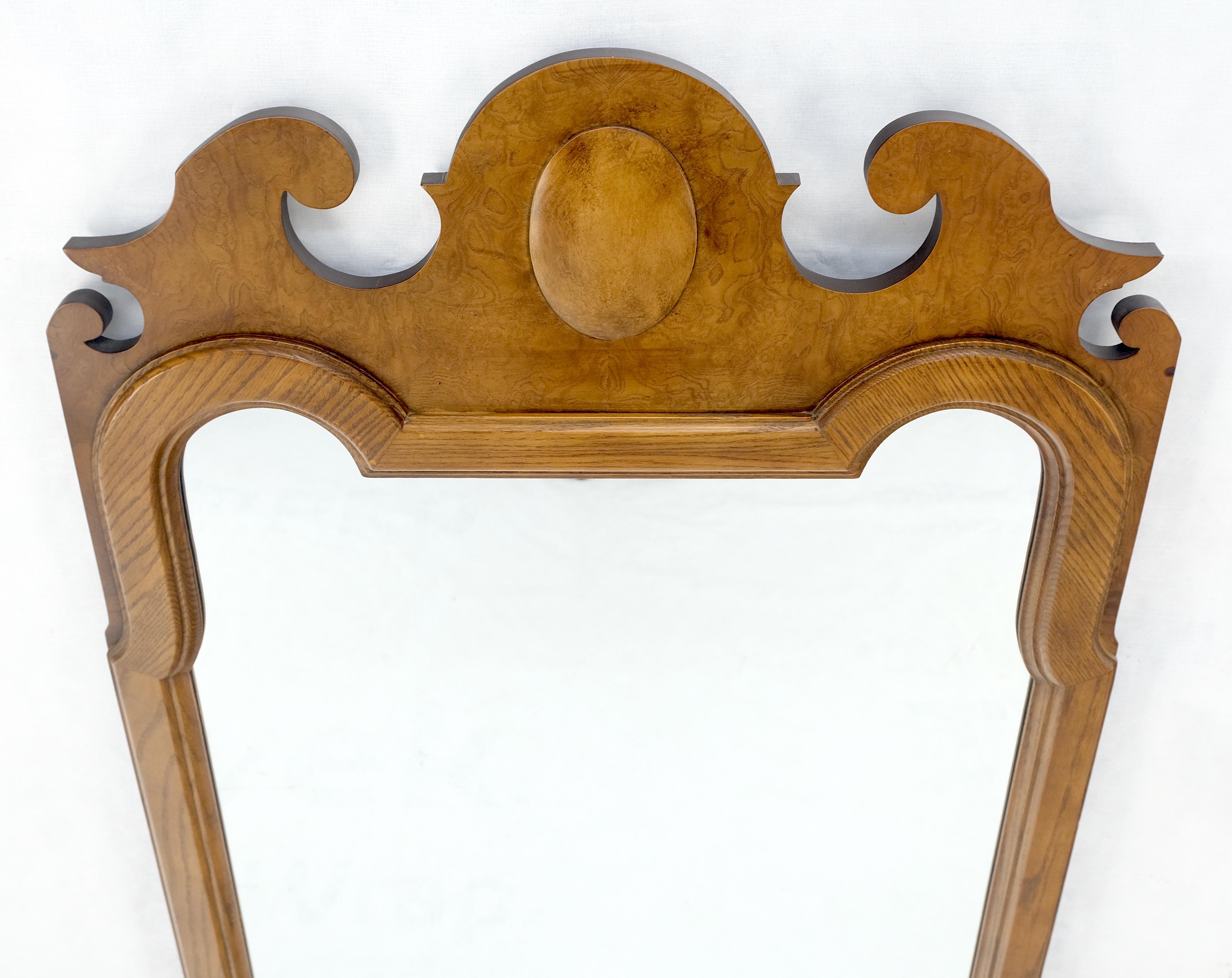 Américain Baker Light Burl Walnut Queen Anne Style Decorative Wall Mirror MINT en vente