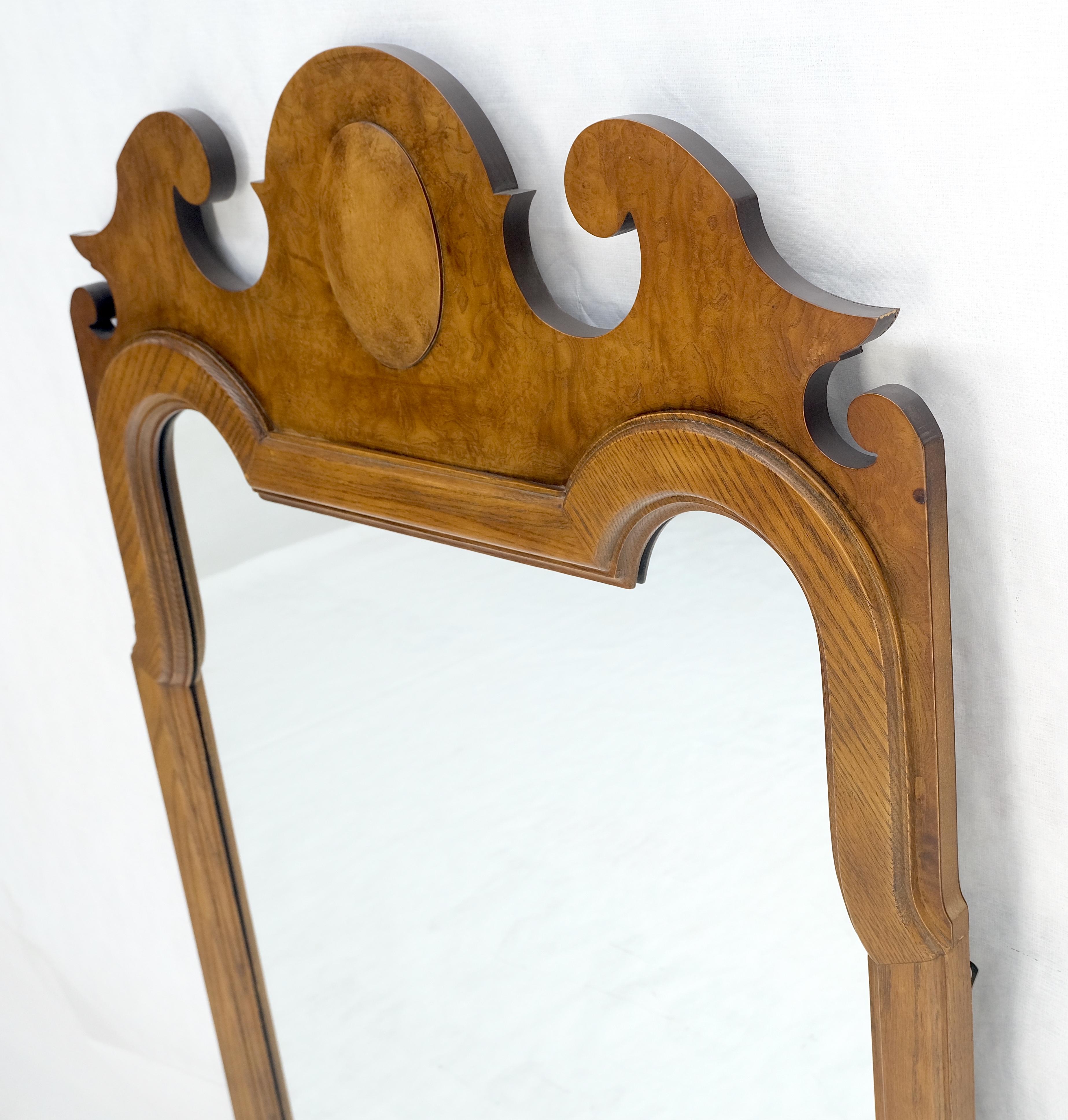 Baker Light Burl Walnut Queen Anne Style Decorative Wall Mirror MINT Excellent état - En vente à Rockaway, NJ