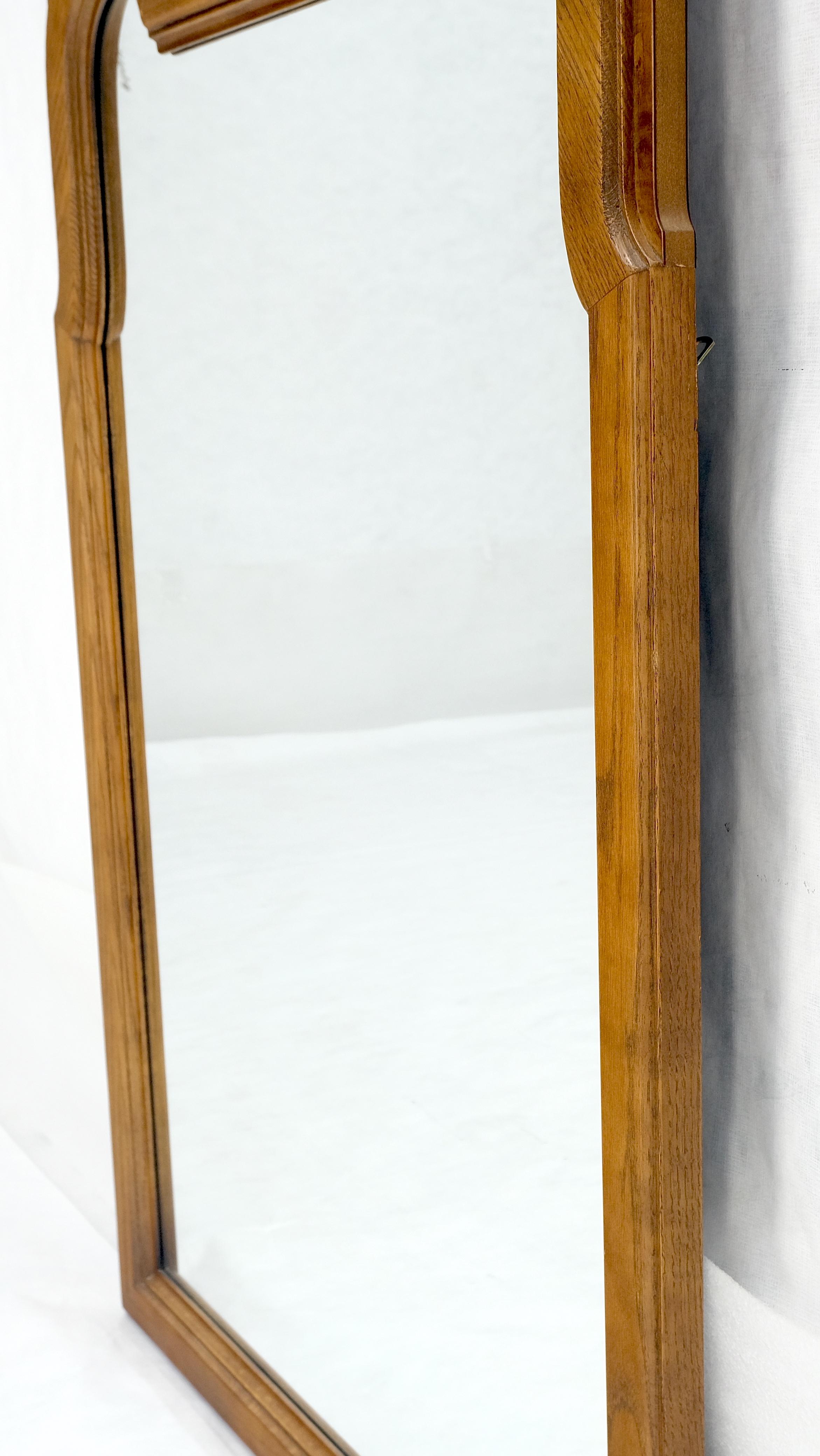 20ième siècle Baker Light Burl Walnut Queen Anne Style Decorative Wall Mirror MINT en vente