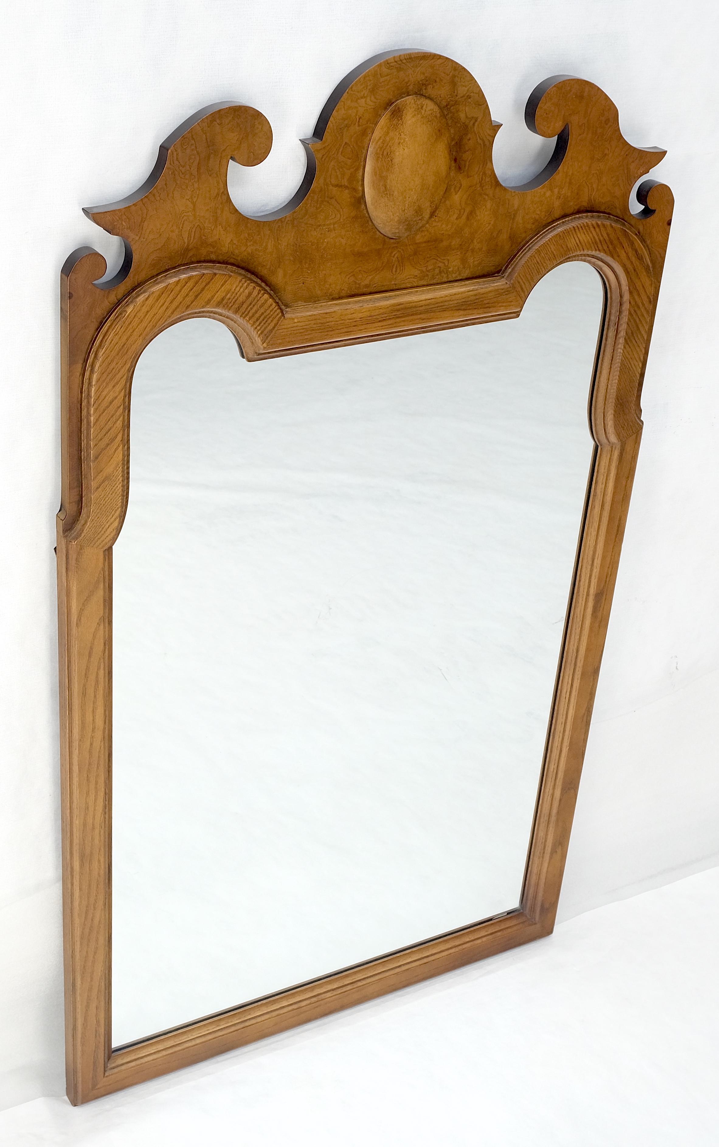 Miroir Baker Light Burl Walnut Queen Anne Style Decorative Wall Mirror MINT en vente