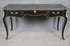 Baker Louis XV Stil Schwarz Ebonisiert Messing montiert Lederplatte Schreibtisch