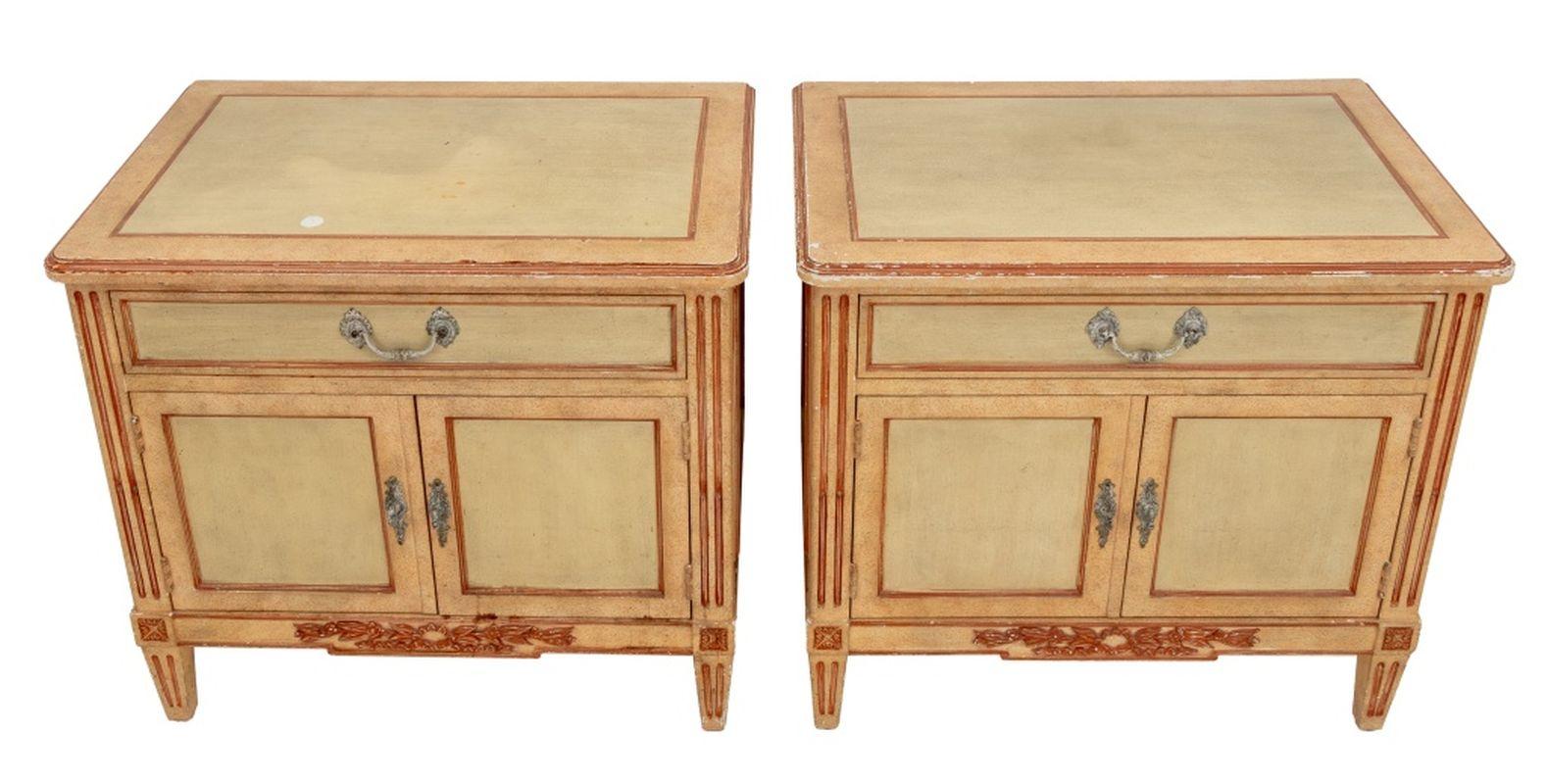 Coppia di comodini Baker Furniture in stile Luigi XVI, ciascuno con un cassetto singolo e un mobile a due ante con un ripiano interno, quattro gambe scanalate e affusolate, placca argentata sul cassetto interno. 25,25